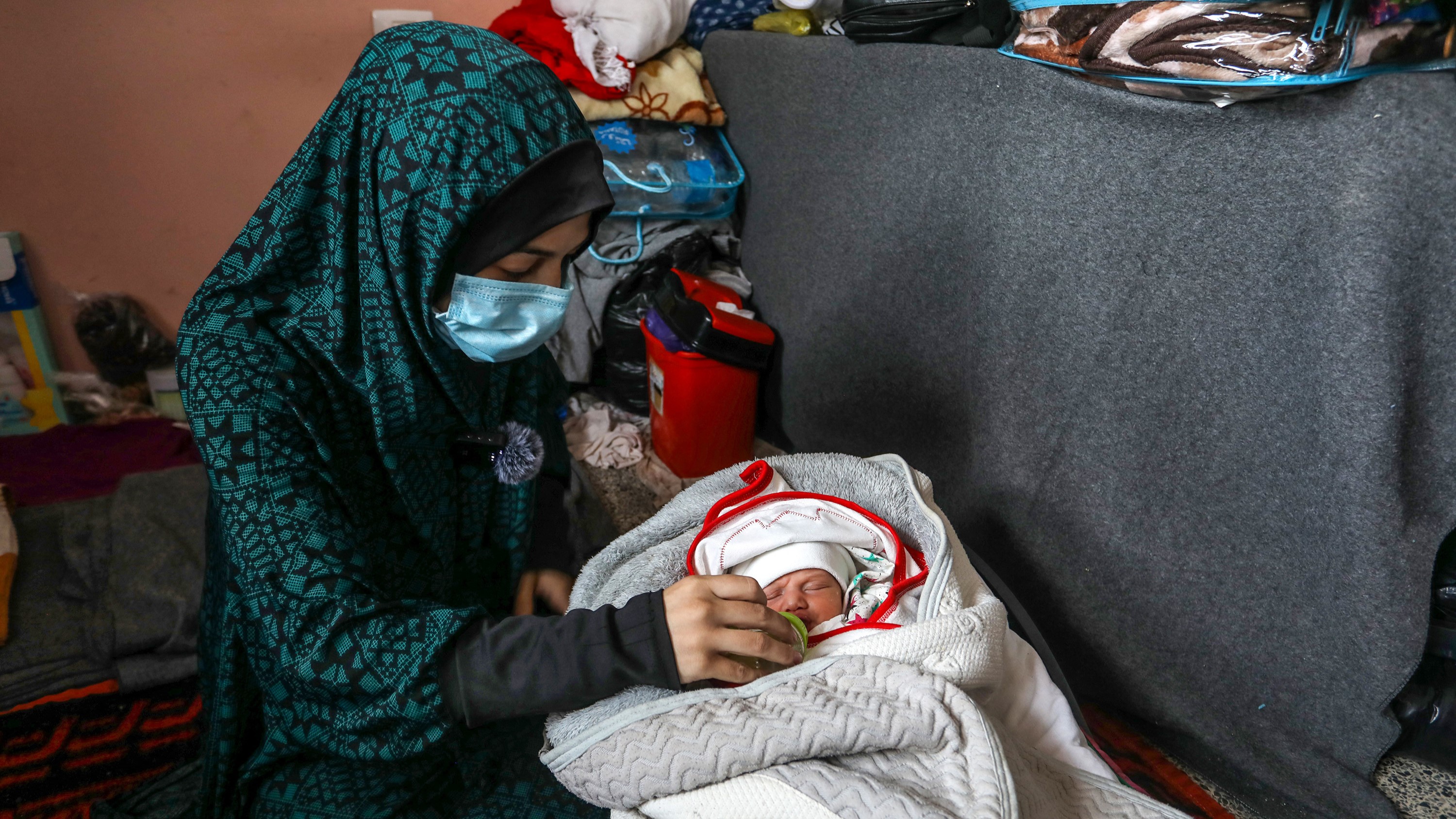 Egy palesztin nő és gyermeke a gázai Rafahban 2023. november 28-án