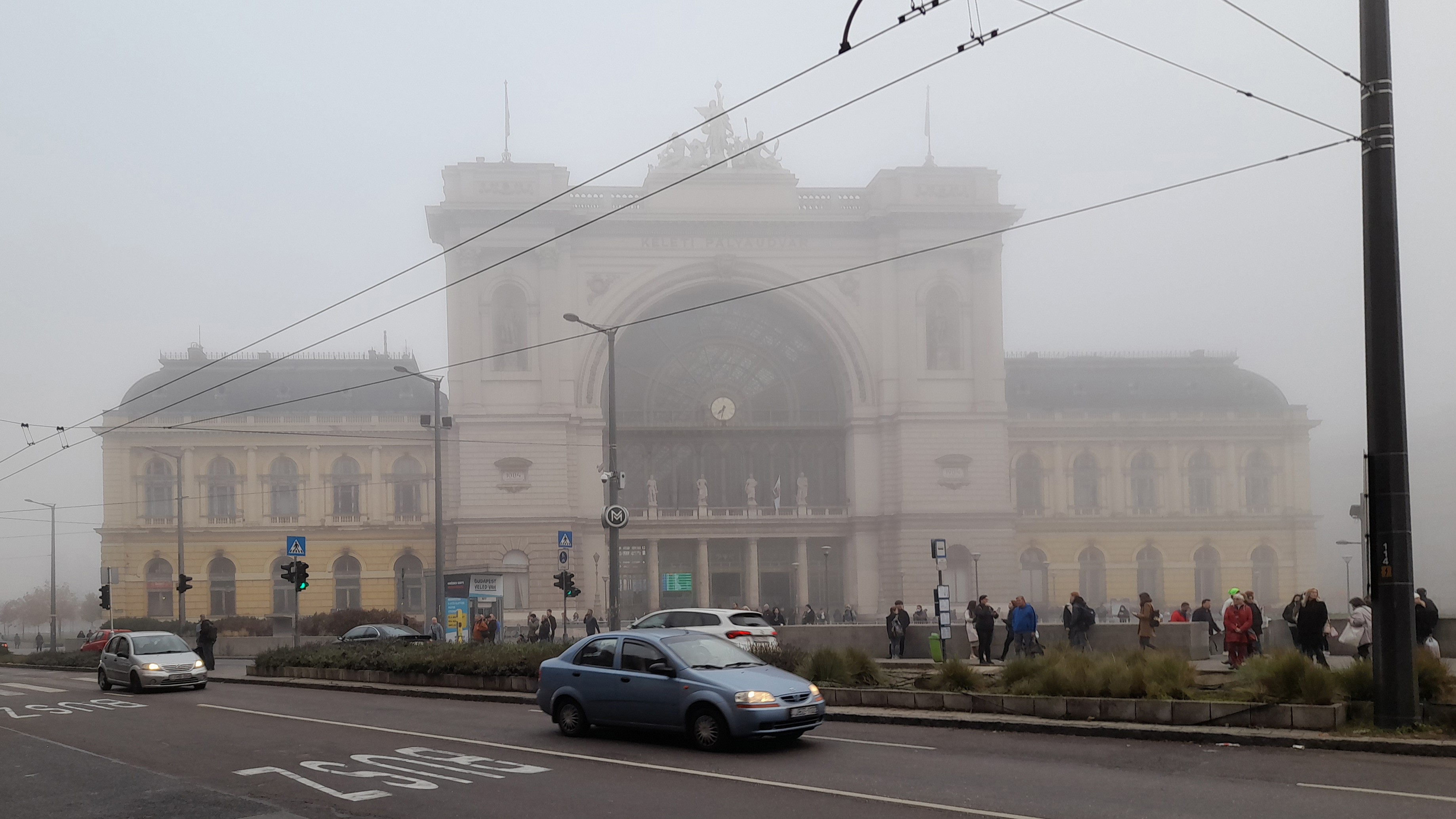 Forgalom a reggeli ködbe burkolódzott Baross téren