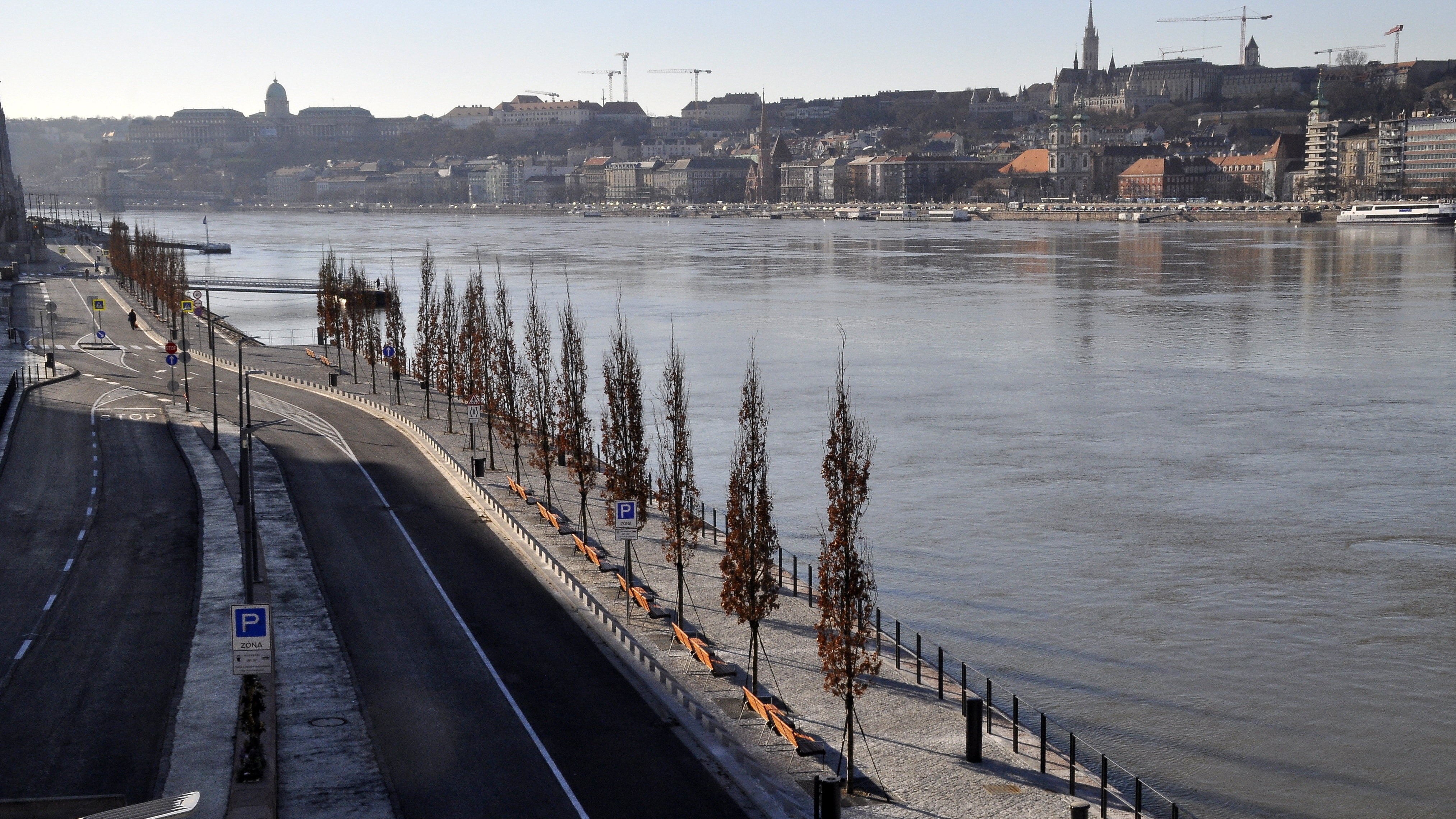Gyalogos sétány az idősebb Antall József rakpart Parlament és Margit híd közötti szakaszán 2022-ben.