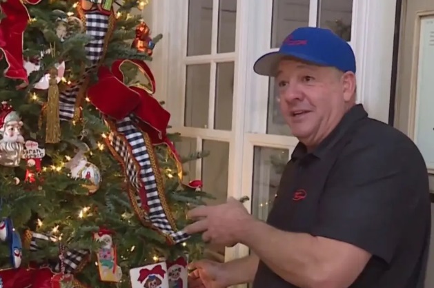 Sokkot kapott a háziasszony, miután kiderült, mi rejtőzködik a karácsonyfa ágán