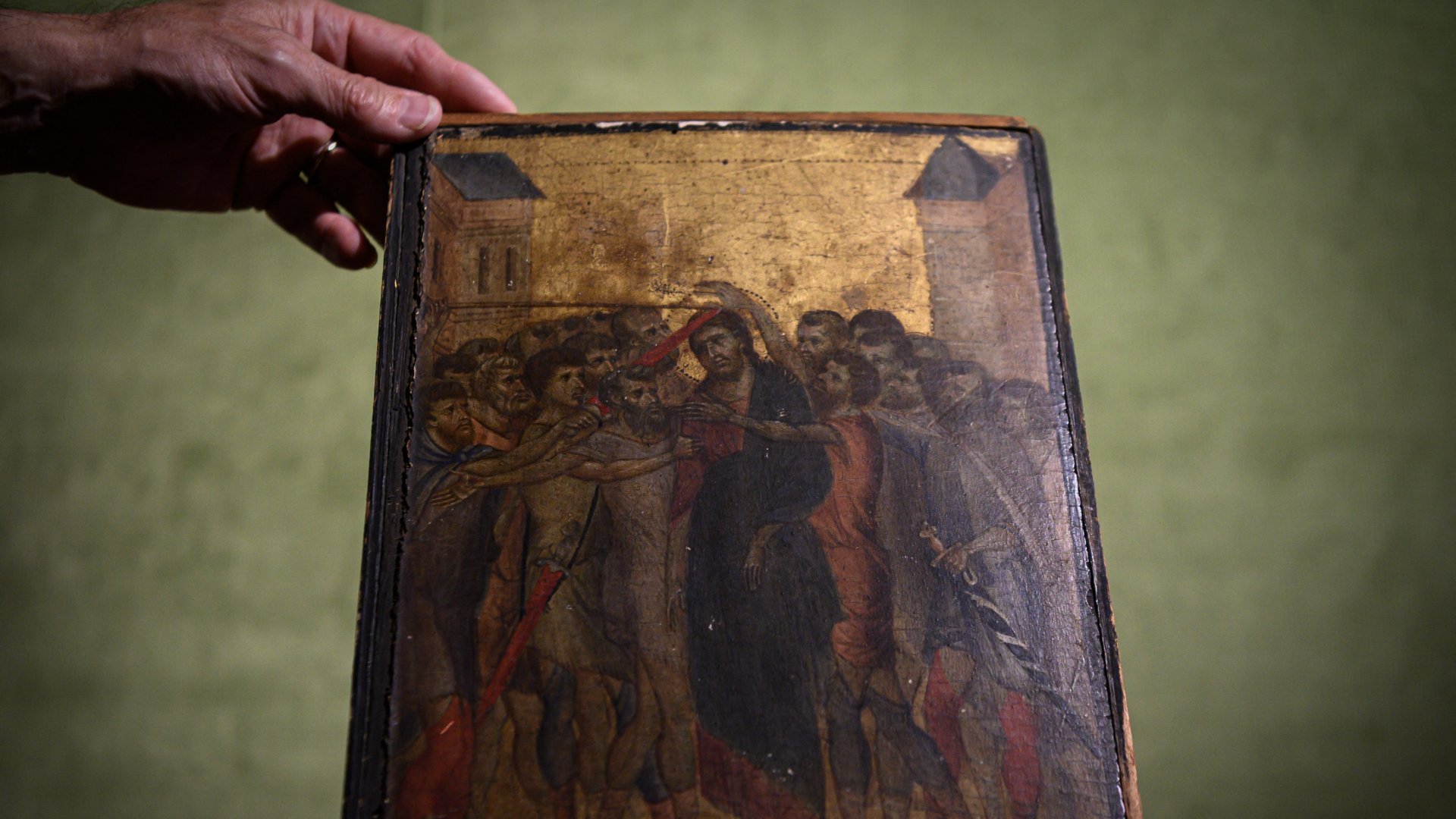 A 2019. szeptember 23-án Párizsban készült képen a 13. század végi firenzei művész, Cenni di Pepo, más néven Cimabue "Krisztus kigúnyolása" című festménye látható