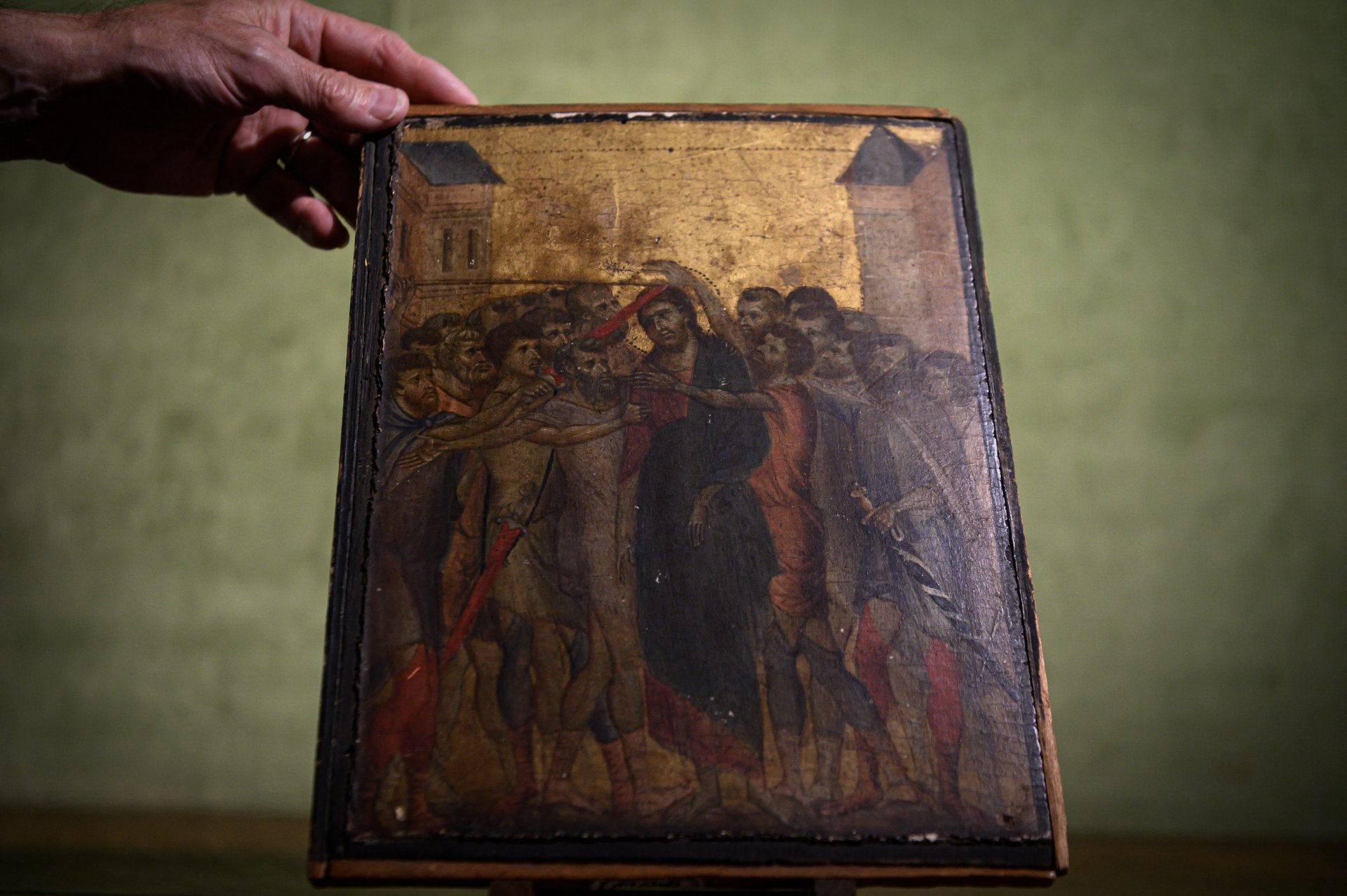 A 2019. szeptember 23-án Párizsban készült képen a 13. század végi firenzei művész, Cenni di Pepo, más néven Cimabue "Krisztus kigúnyolása" című festménye látható 