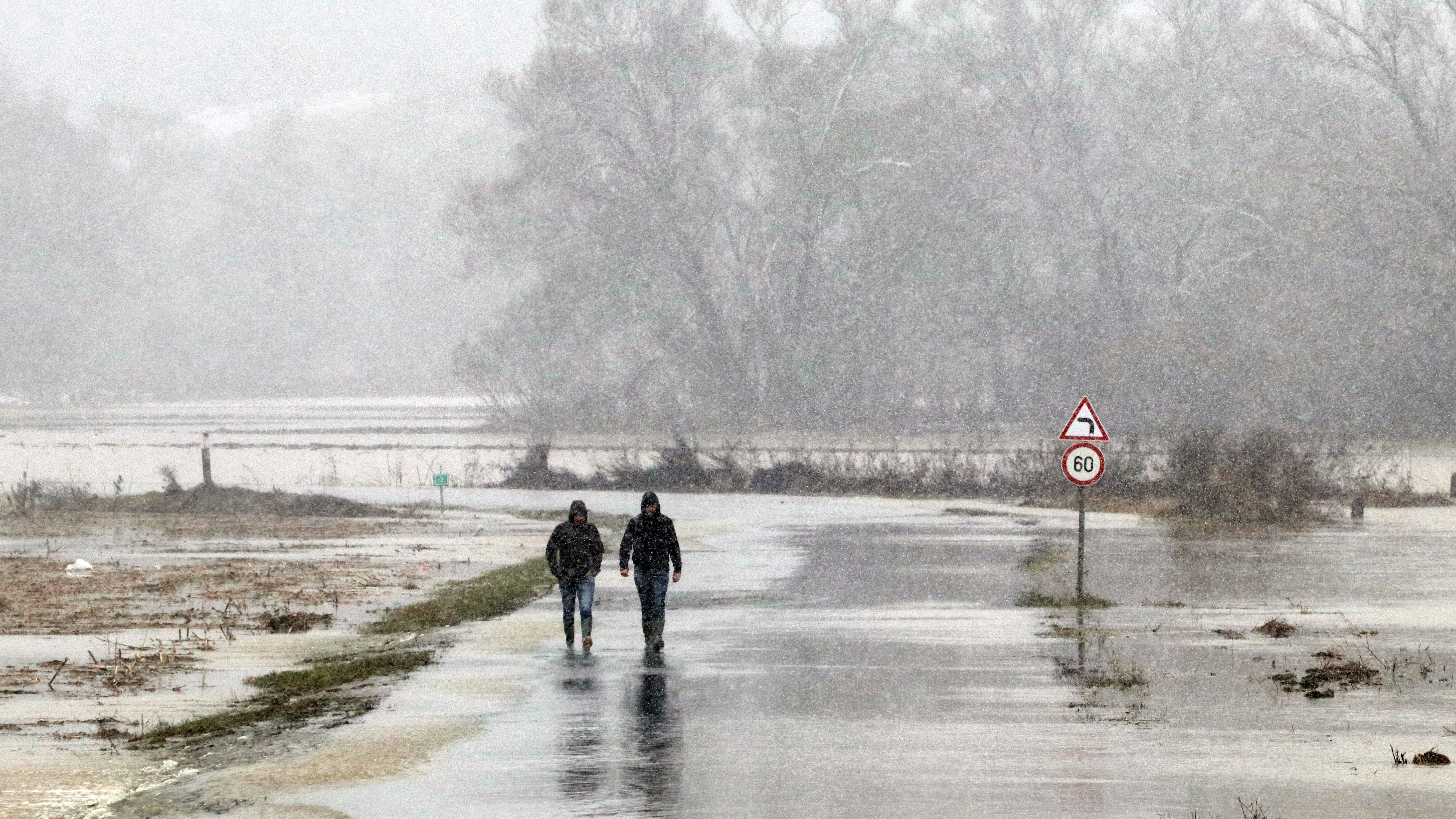 Gyalogosok a Putnok és Sajóvelezd között lezárt úton 2021. február 9-én