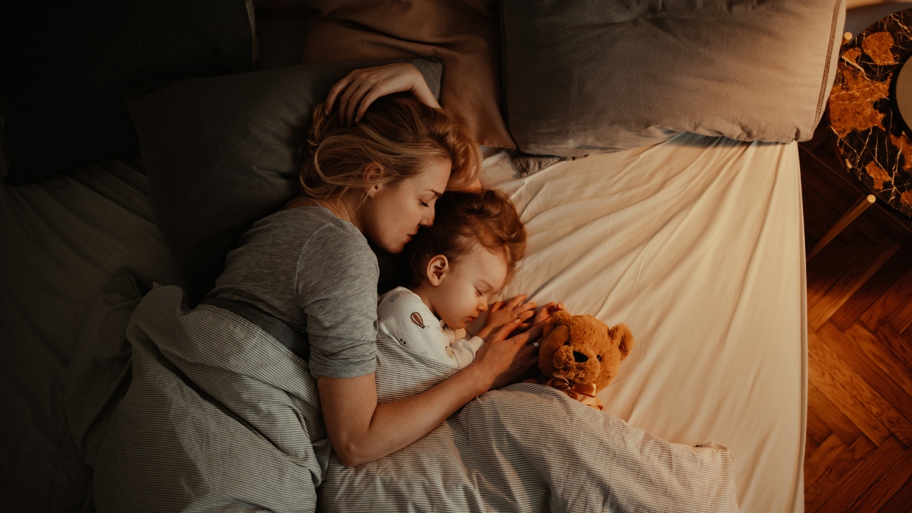 Együtt alszik ksilány anyukájával