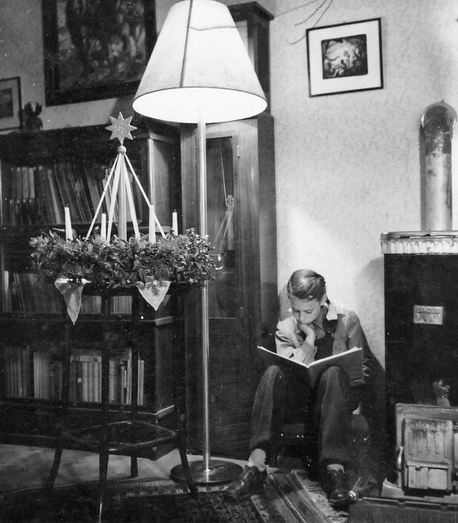 Adventi koszorú egy pesti lakában, 1954. (Fotó: Kieselbach Tamás/Fortepan)