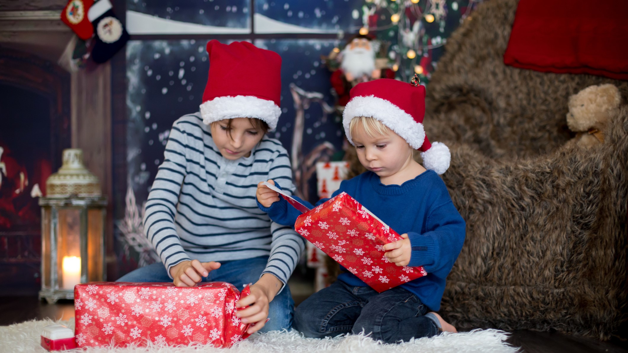 Gyerekek karácsonyi ajándékot bontanak