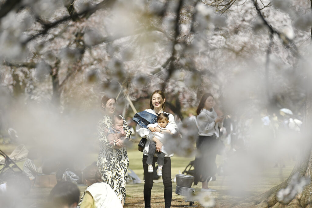 Japán anyukák és gyerekeik egy tokiói parkban