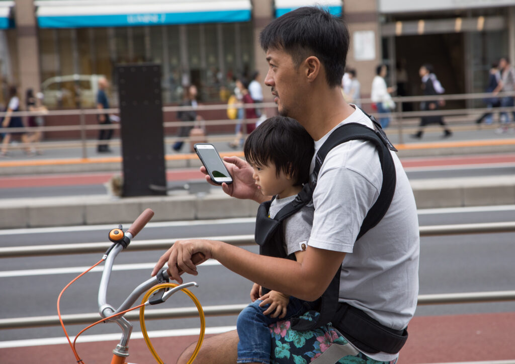 Apa és fia együtt bicikliznek Tokióban