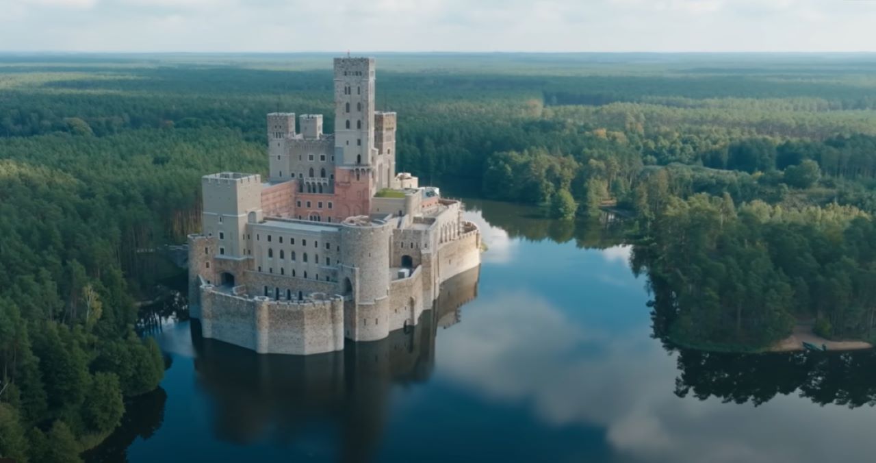 Tiktokzatos kastély nőtt ki egy tóból Lengyelországban