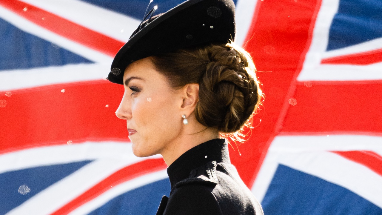 Katalin hercegné brit zászló előtt