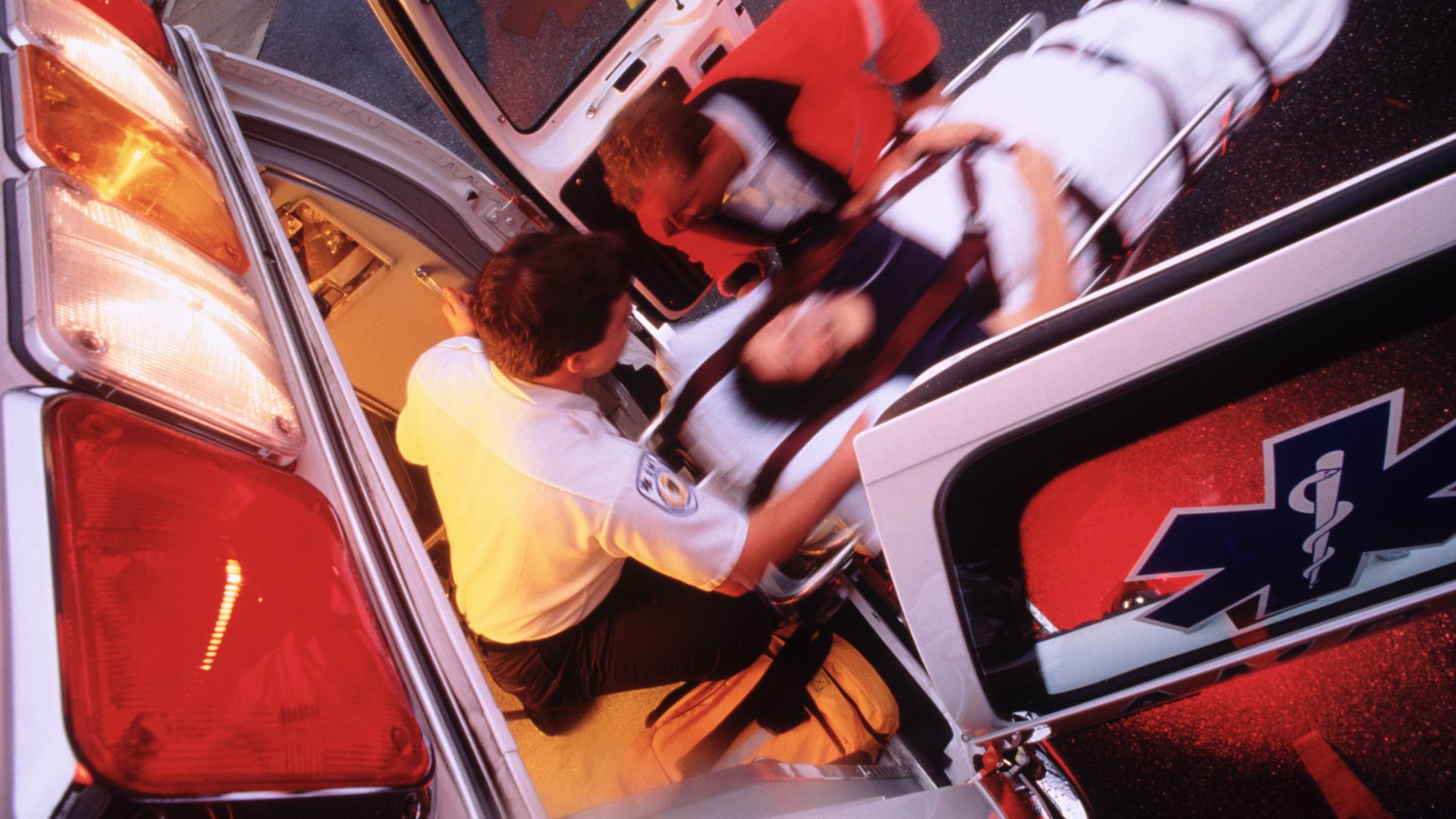 Egy nőt tesznek a mentőautóba hordágyon
