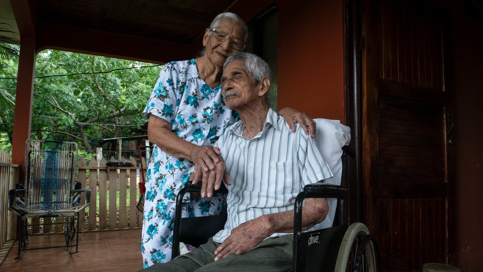 A 91 éves Clementina Espinoza és férje, a 100 éves Agustin Espinoza ölelkeznek a Costa Rica-i Nicoyában 2021. augusztus 27-én