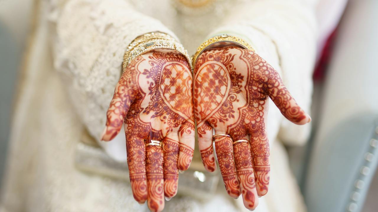 hennázott kezű menyasszony