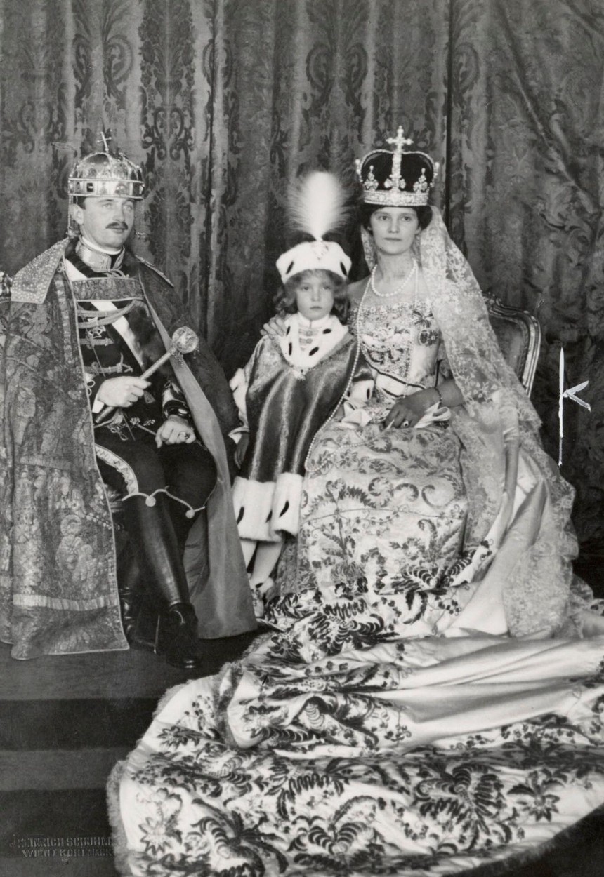 IV. Károly, Zita királyné és Habsbug Ottó a koronázáson
