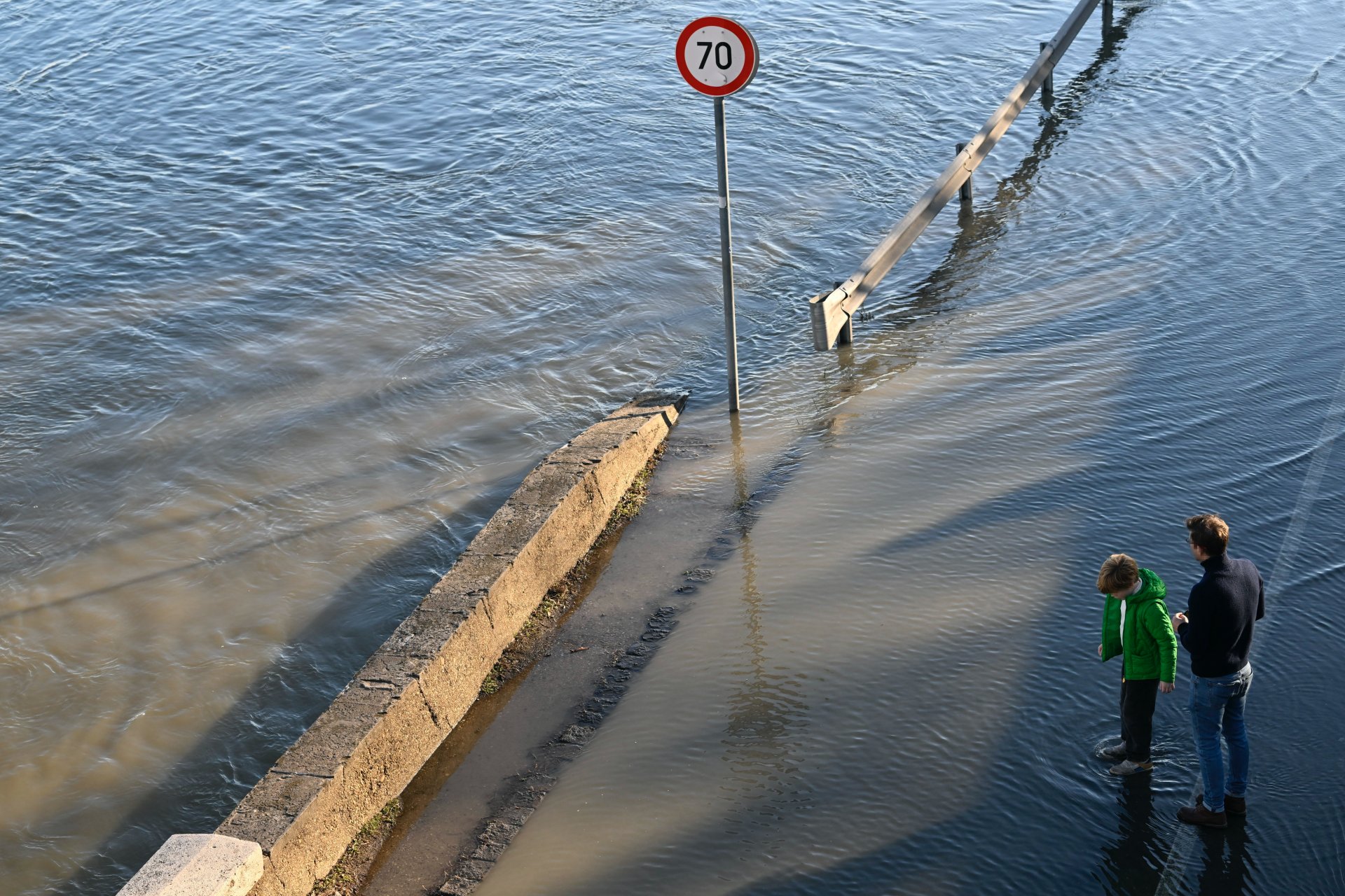 Az áradó Duna által elárasztott rakpart Budapesten 2023. december 27-én