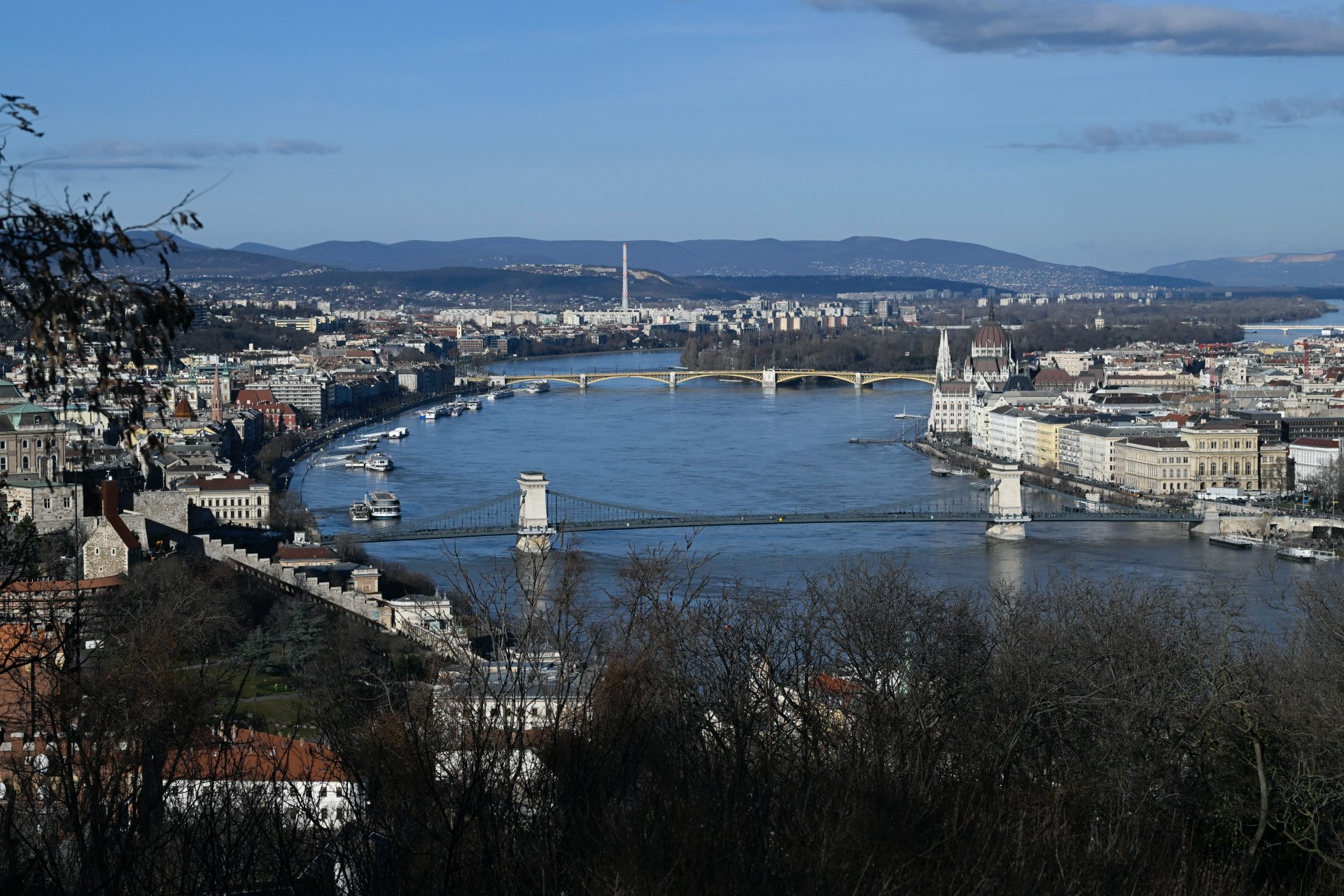 Az áradó Duna által elárasztott rakpart Budapesten 2023. december 27-én