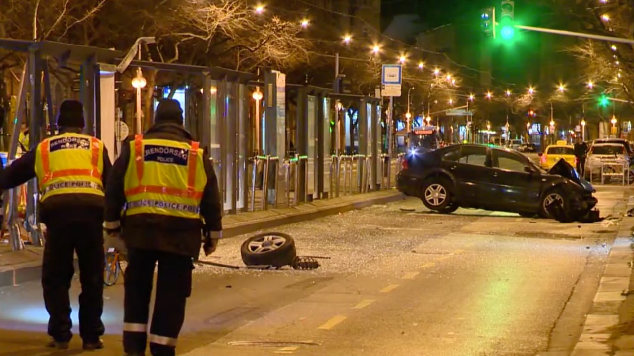 villamosmegállóba csapódott és elütött egy ott várakozó 23 éves nőt egy személyautó Budapesten