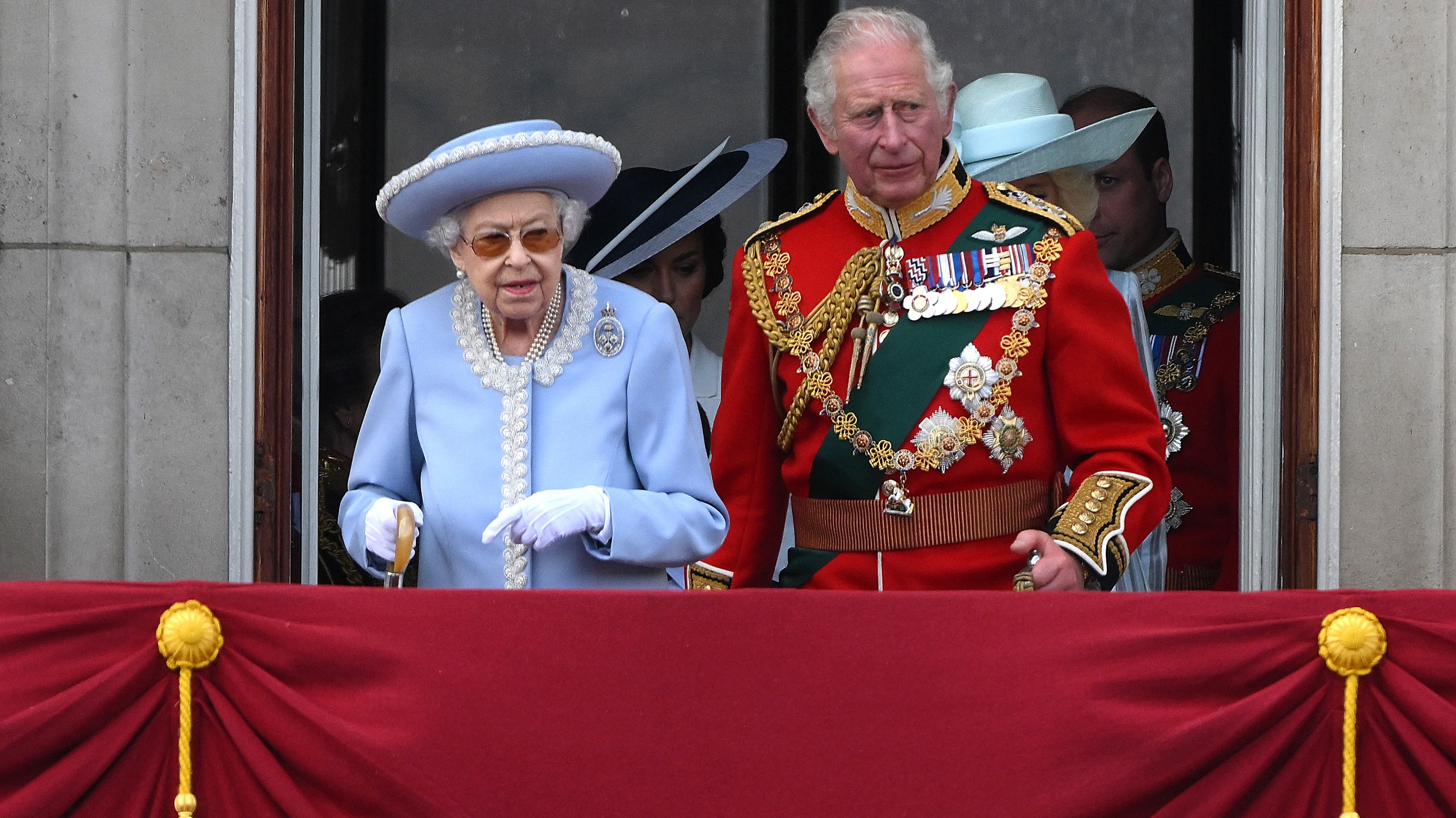 II. Erzsébet és fia, Károly az erkélyen állva nézik a Buckingham-palota erkélyéről a királynő születésnapi parádéját