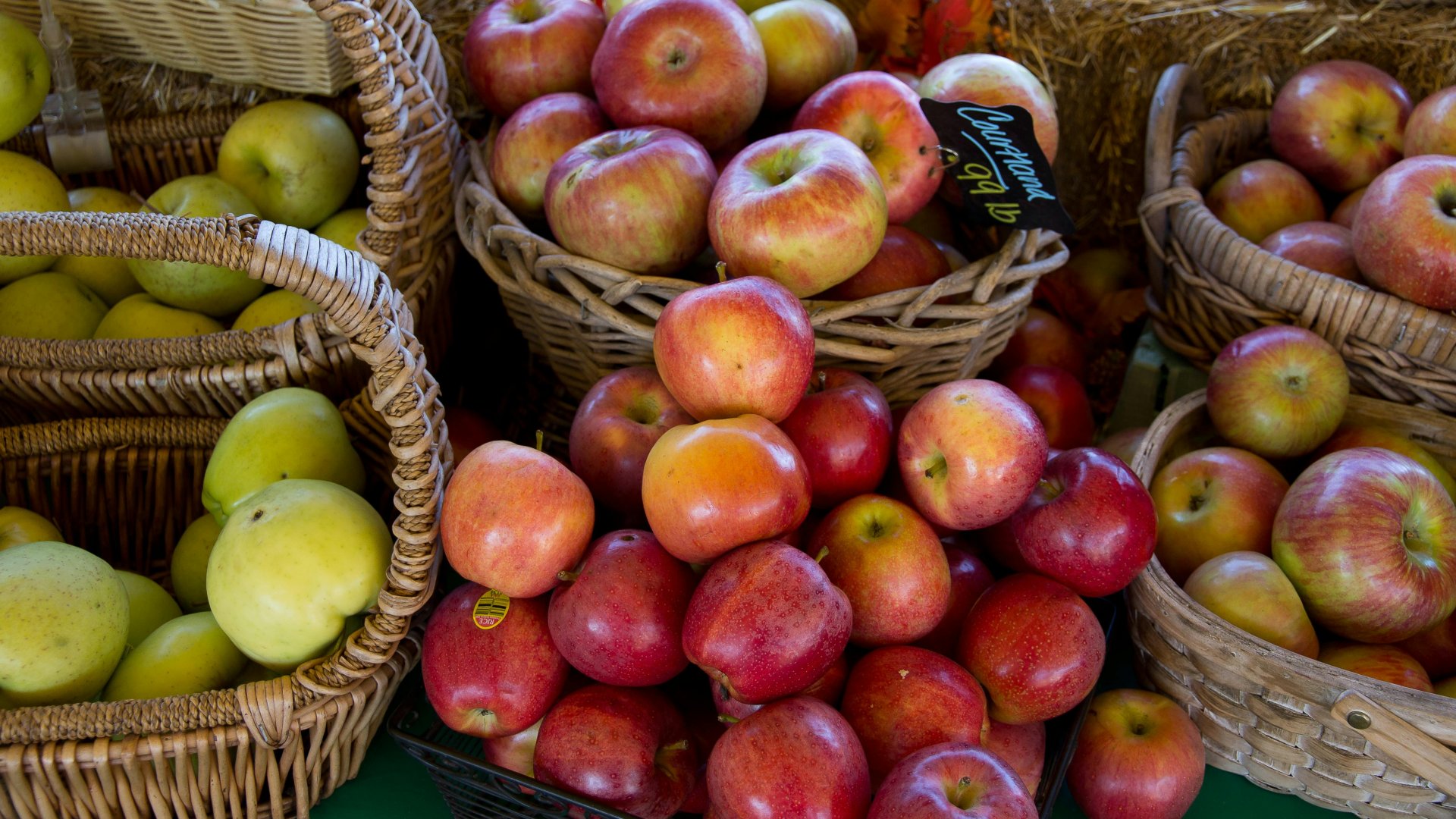 Különböző fajtájú almák kosarakban