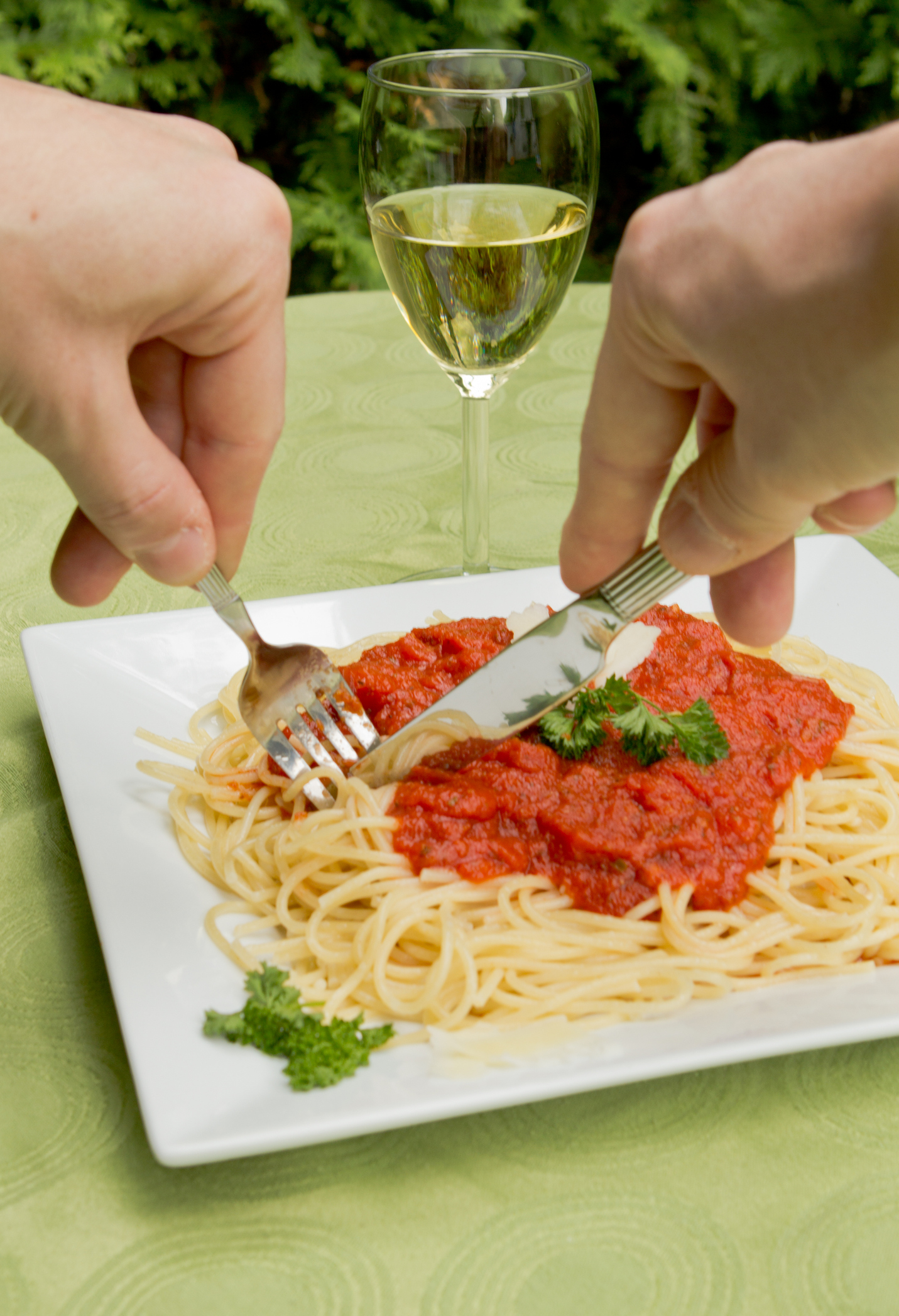 Paradicsomos spagetti evése késsel, villával