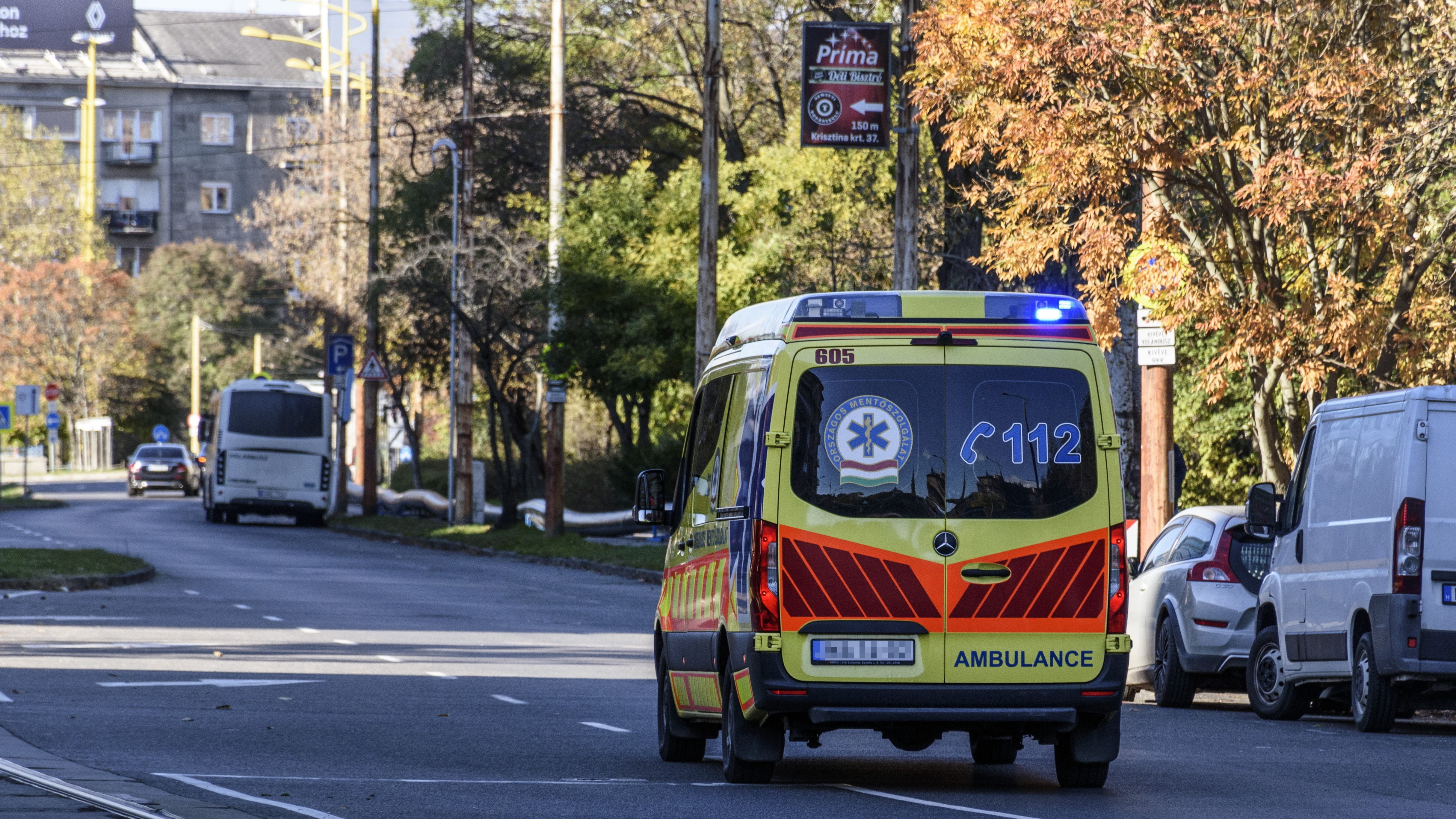 Az Országos Mentőszolgálat mentőautója halad megkülönböztető jelzéssel az I. kerület Krisztina körúton