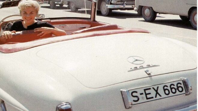Bibi Johns Mercedes 190&nbsp; SL kabriójában: soha nem volt balesete.