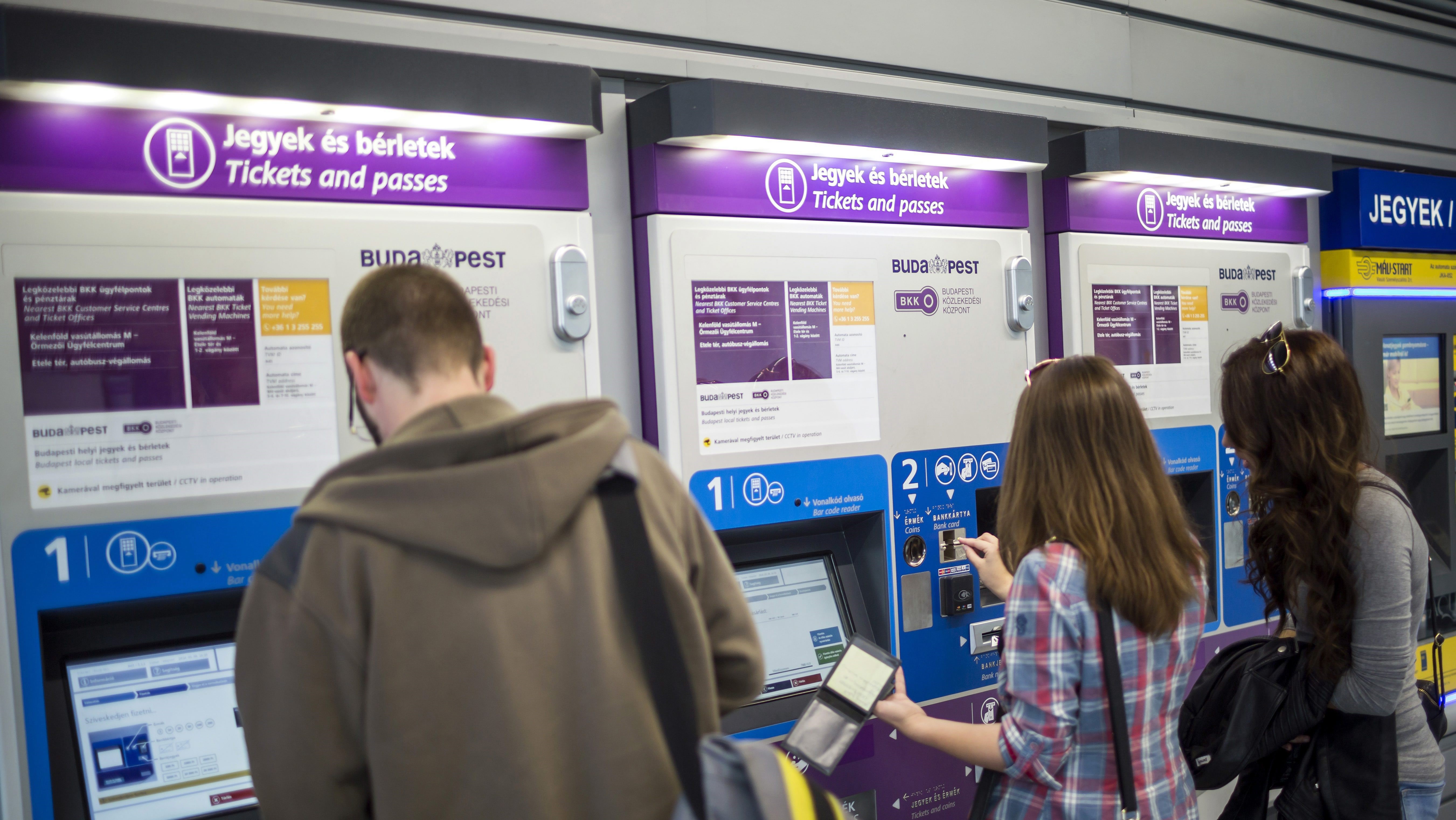 Utasok vásárolnak a Budapesti Közlekedési Központ (BKK) jegy- és bérletkiadó automatáinál a 4-es metró Kelenföldi vasútállomás megállójában