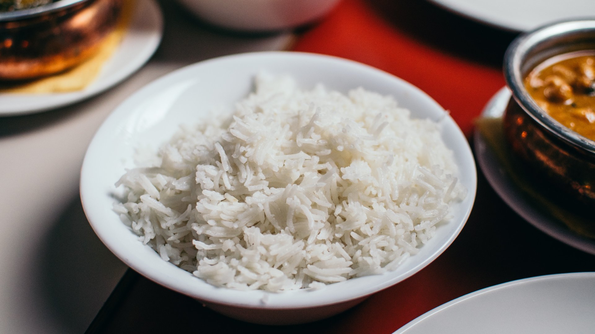 Főtt fehér rizs fehér tálban.