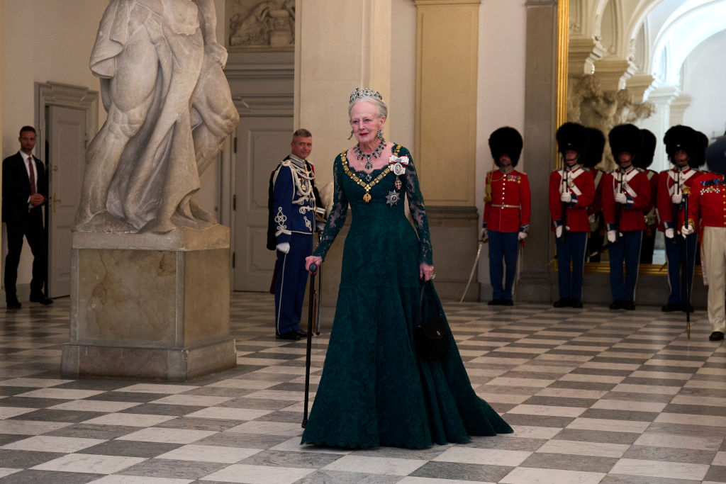 A 82 éves királynő évek óta bottal jár, egyre nehezebb volt számára az uralkodás (Fotó: Getty Images)