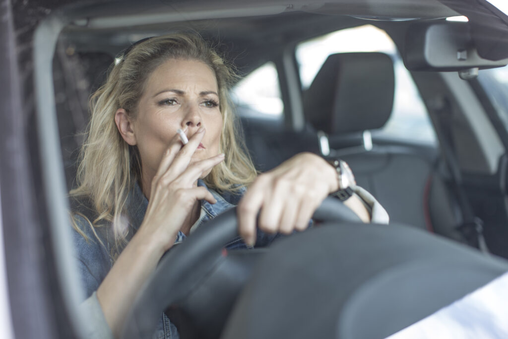 Bár egy hosszú dugóban kellemes lehet egy szál cigaretta, súlyos károkat okozhatunk vele (Fotó: Getty Images)