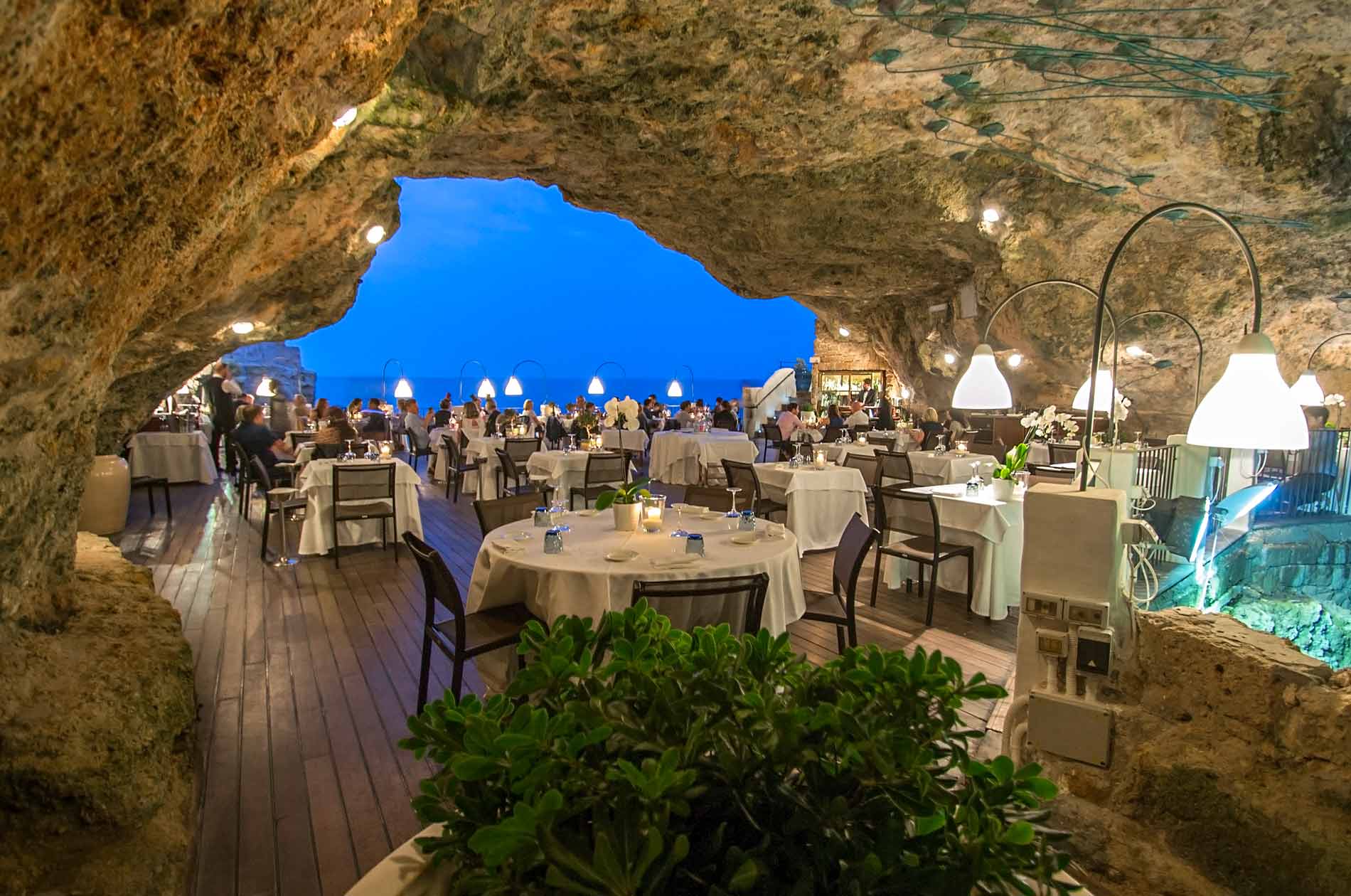 Grotta Palazzese étterem, Olaszország.