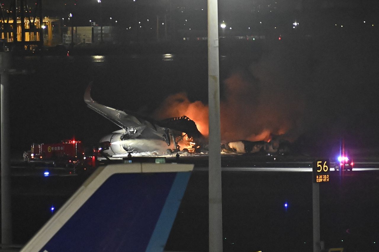 Megszólaltak a túlélők: mart a füst a tűzgolyóvá vált repülőtér belsejében