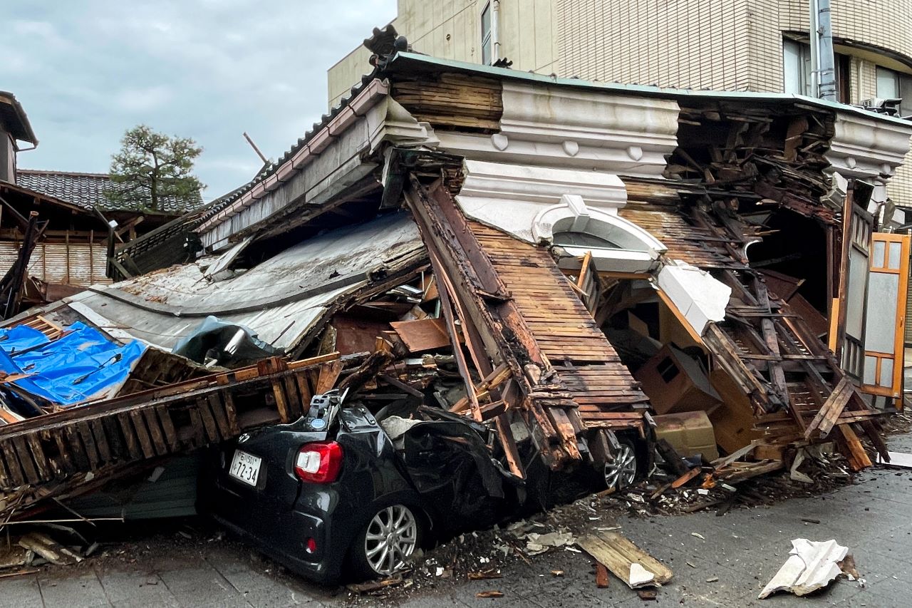 Igazi csoda: 5 napot élt túl összedőlt háza romjai alatt egy 90 éves japán nő