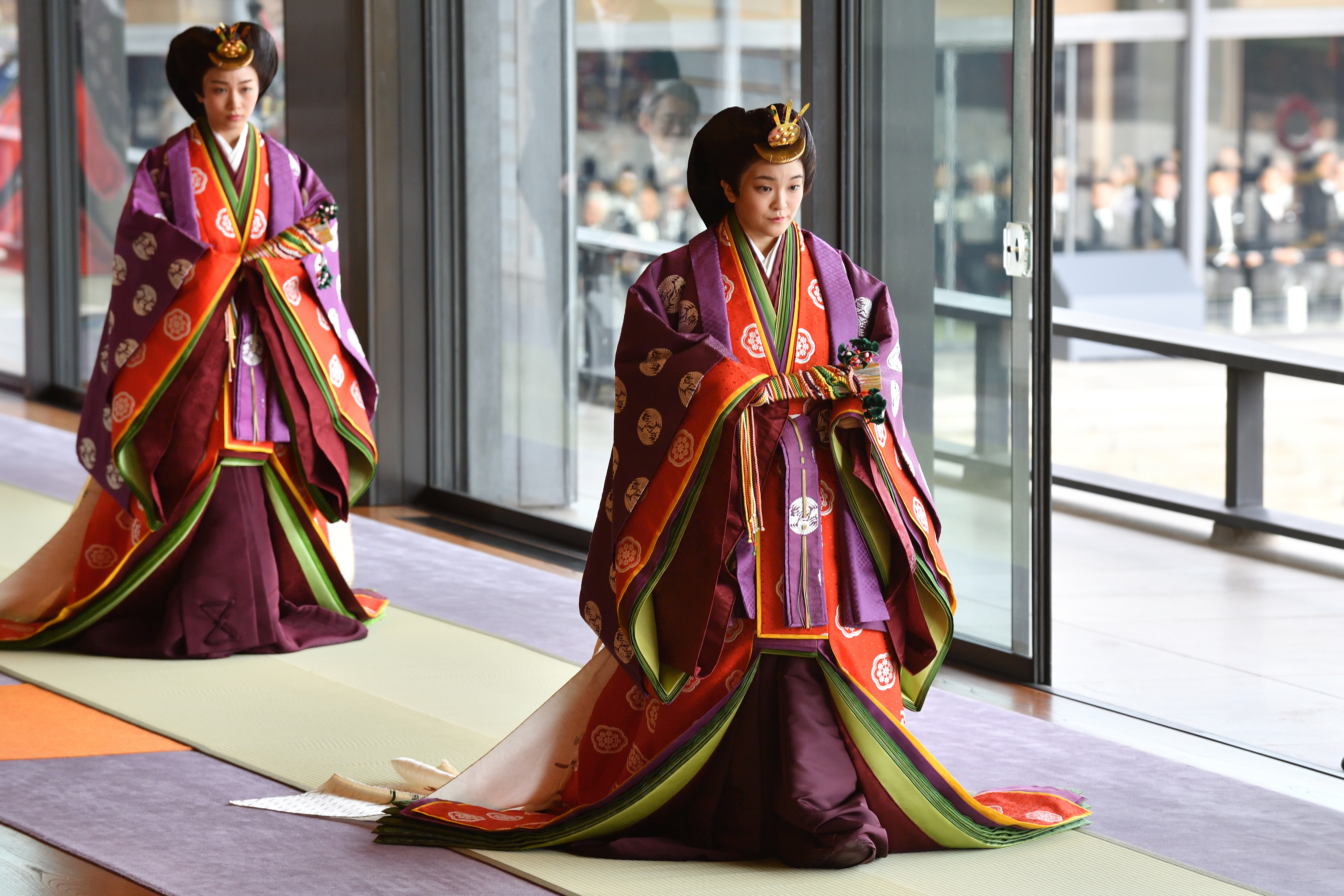 Mako (a képen jobbra) még hercegnőként, 2019-ben (Fotó: Kazuhiro Nogi/Pool/Getty Images)