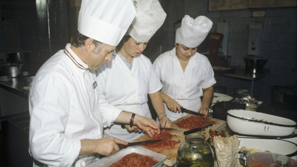 Képünk illusztráció (A Salgó nevű étterem konyhája a 90-es években, Fotó: Profimedia)