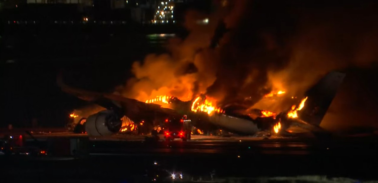 Tűzgolyóvá vált a kifutón a Japan Airlines repülőgépe
