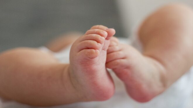 Négy kisbaba meghalt, ötvenen kórházban vannak az oltásellenes szüleik miatt