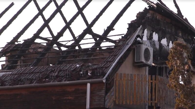 A táci ház padlása teljesen kiégett - Forrás: TV2 / Tények - videó
