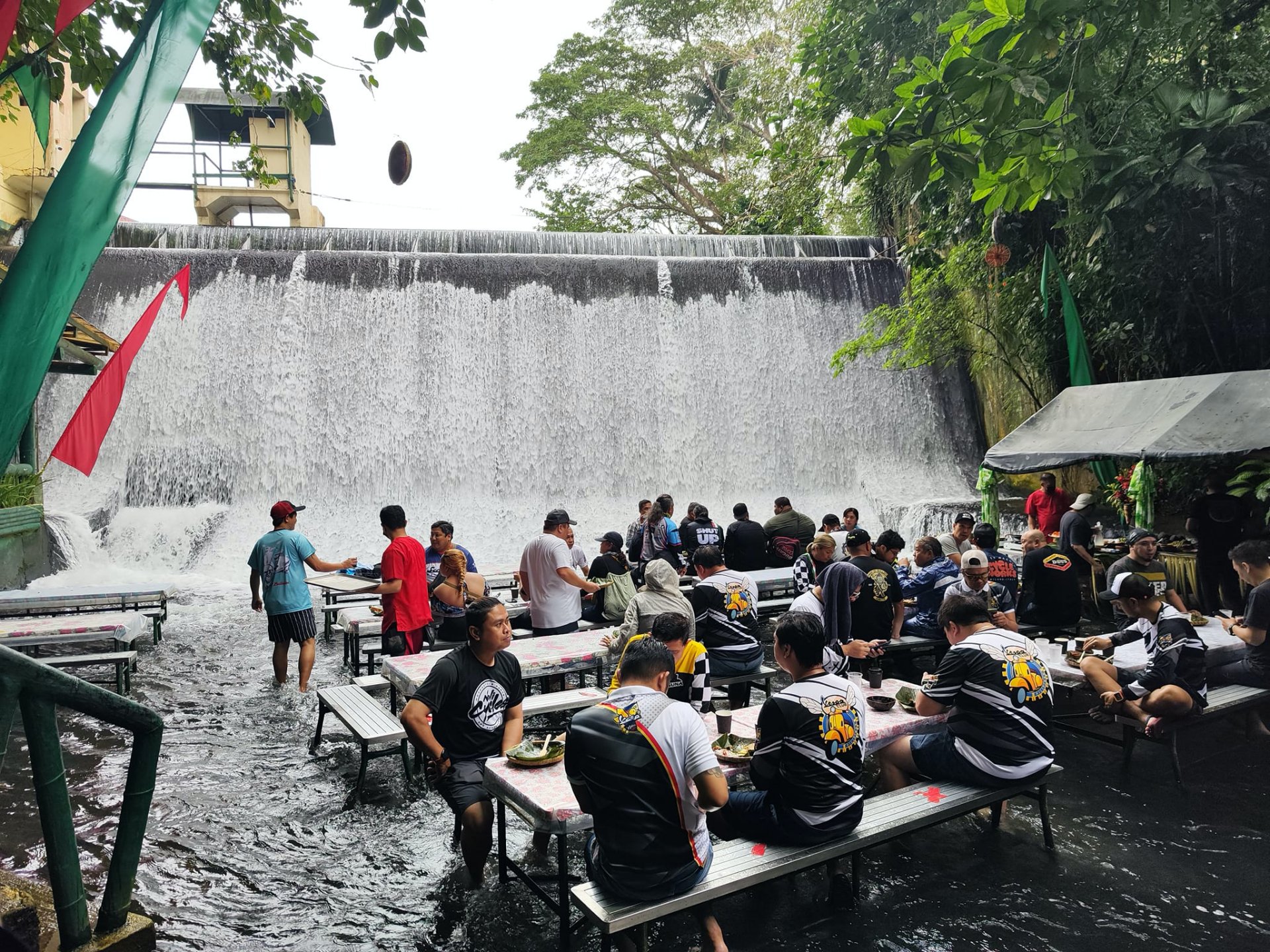 Labassin vízesés étterem, Fülöp-szigetek.
