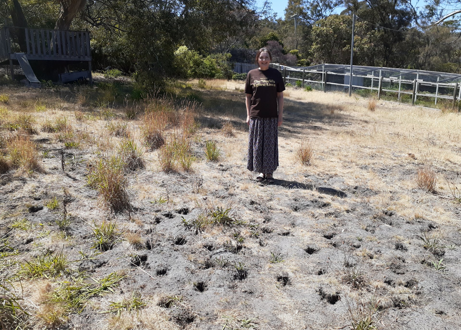 Kathleen Murray a tasmániai Sandfordban található kertjében, amely megnyerte a világ legrondább pázsitja címet