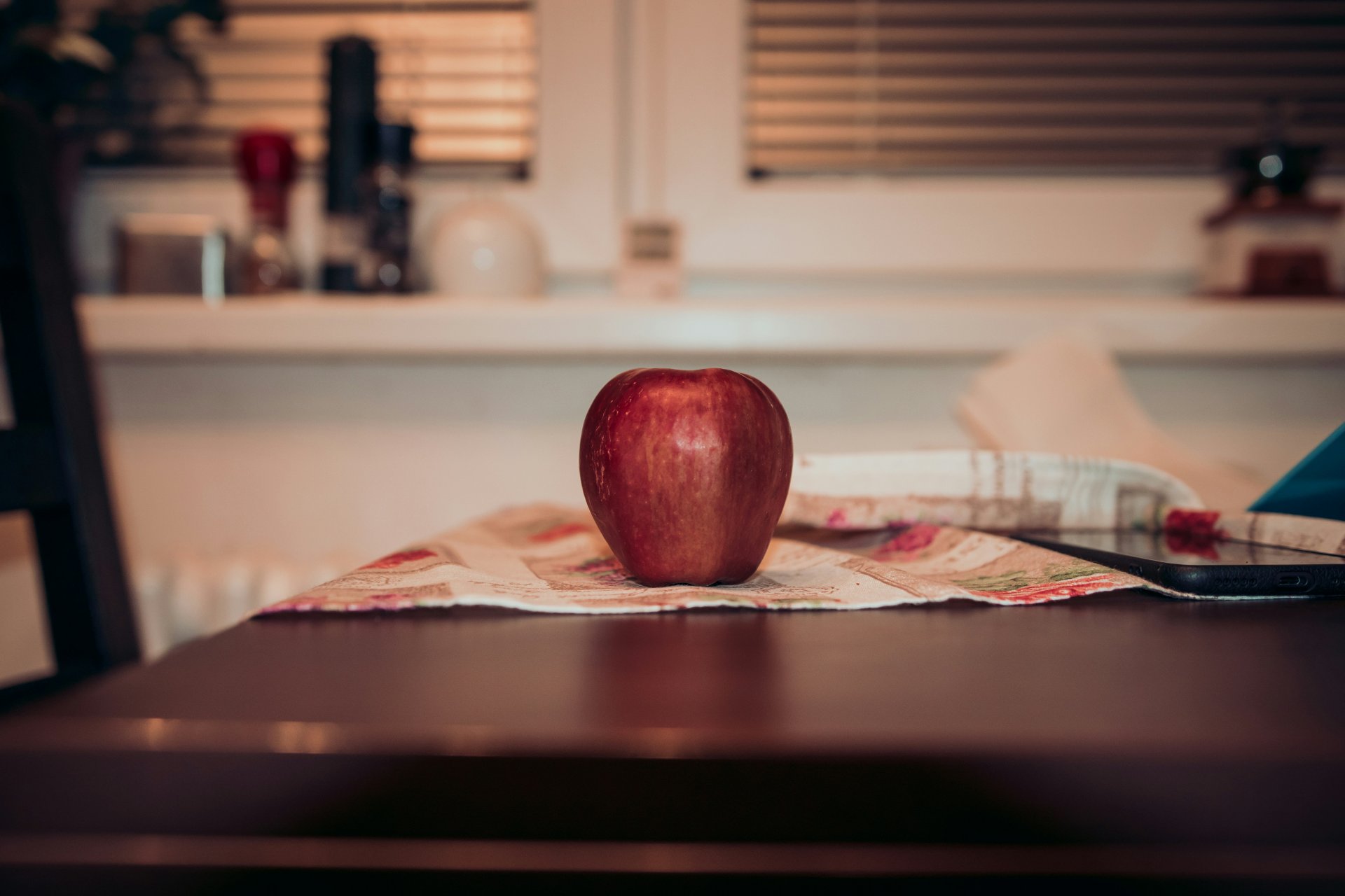 Egy alma az asztalon
