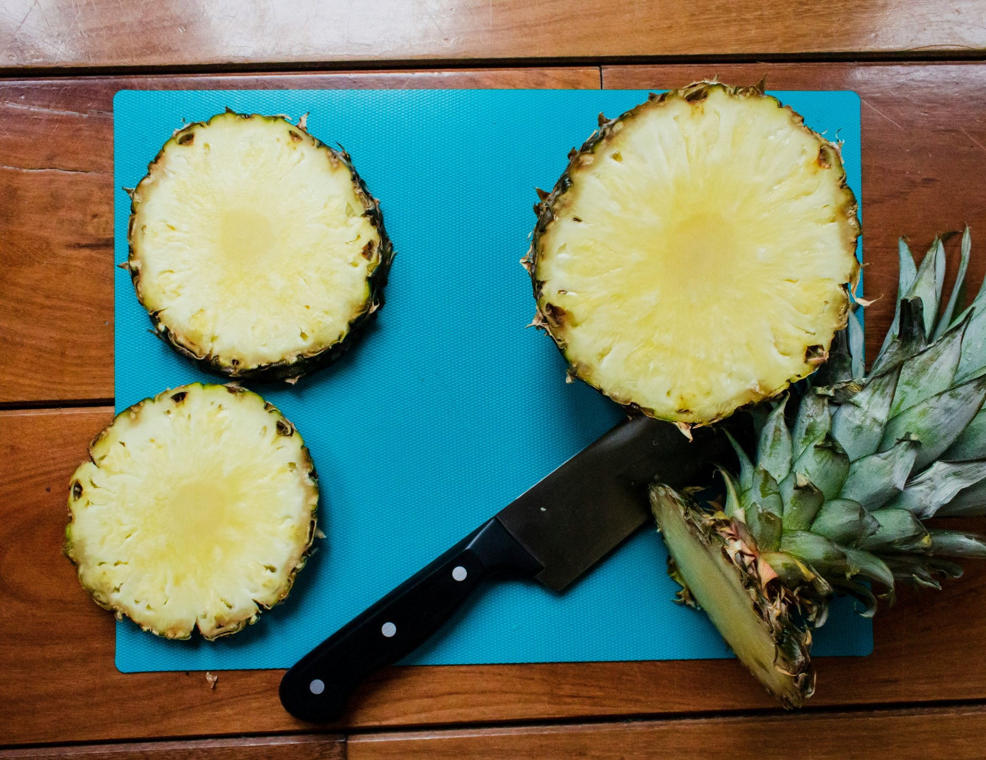 Felvágott ananász a vágódeszkán