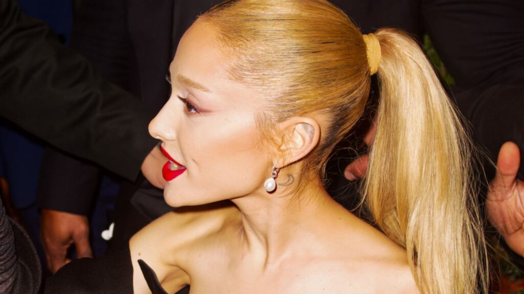 Ariana szoros lófarokban hordott haja köztudottan a hajhullás egyik okozója lehet (Fotó: Getty Images)