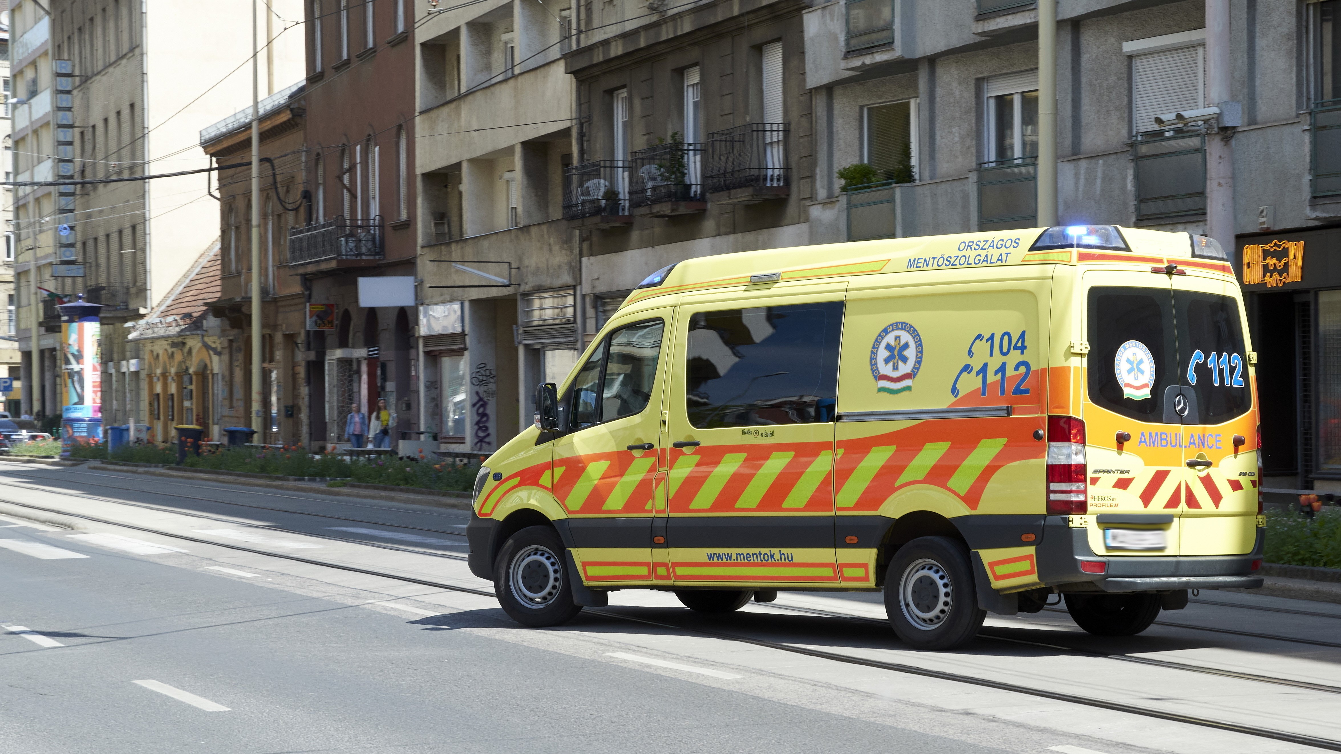 Az Országos Mentőszolgálat megkülönböztető jelzést használó mentőautója halad a fővárosi Margit körúton