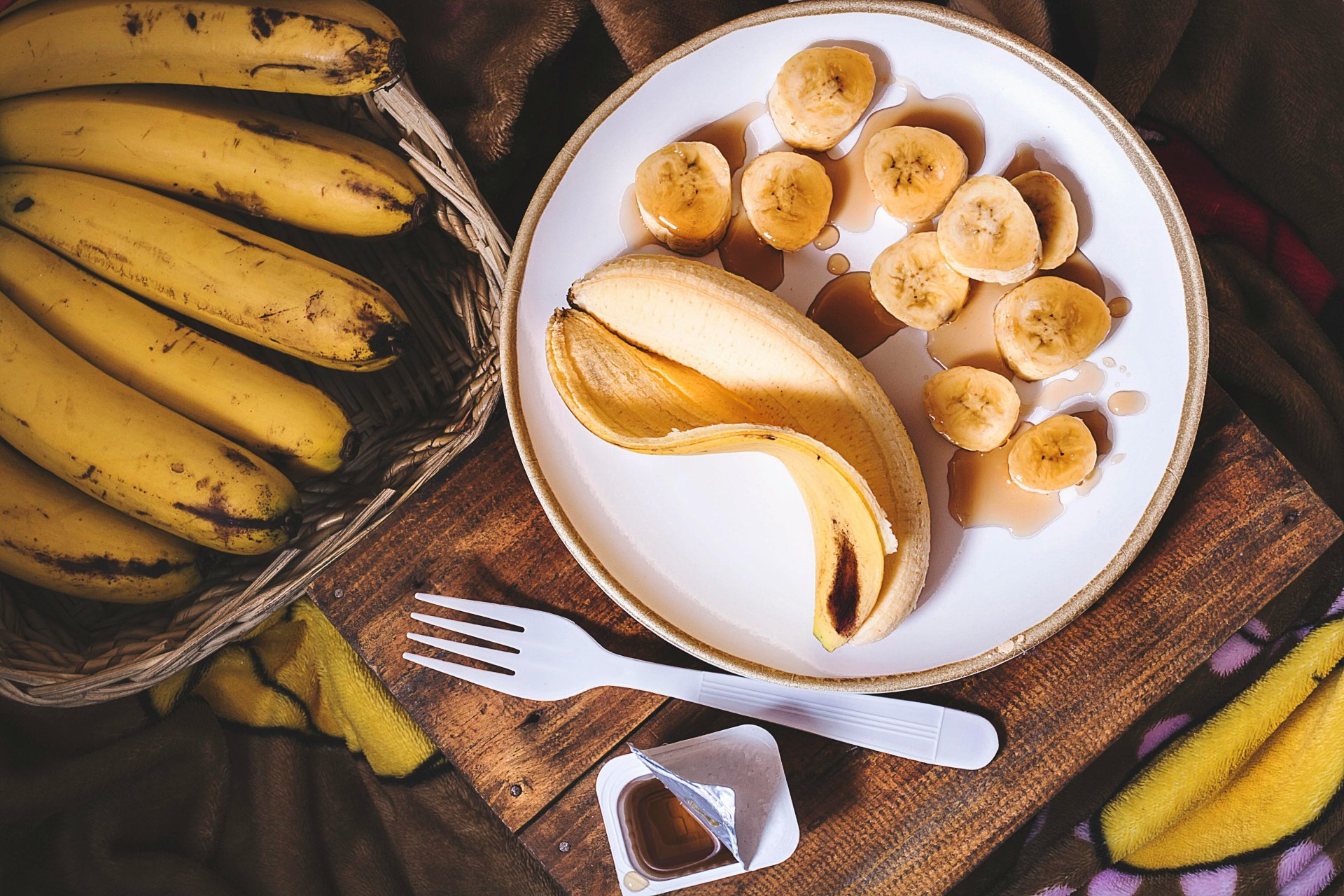 Felkarikázott banán egy tányéron juharsziruppal