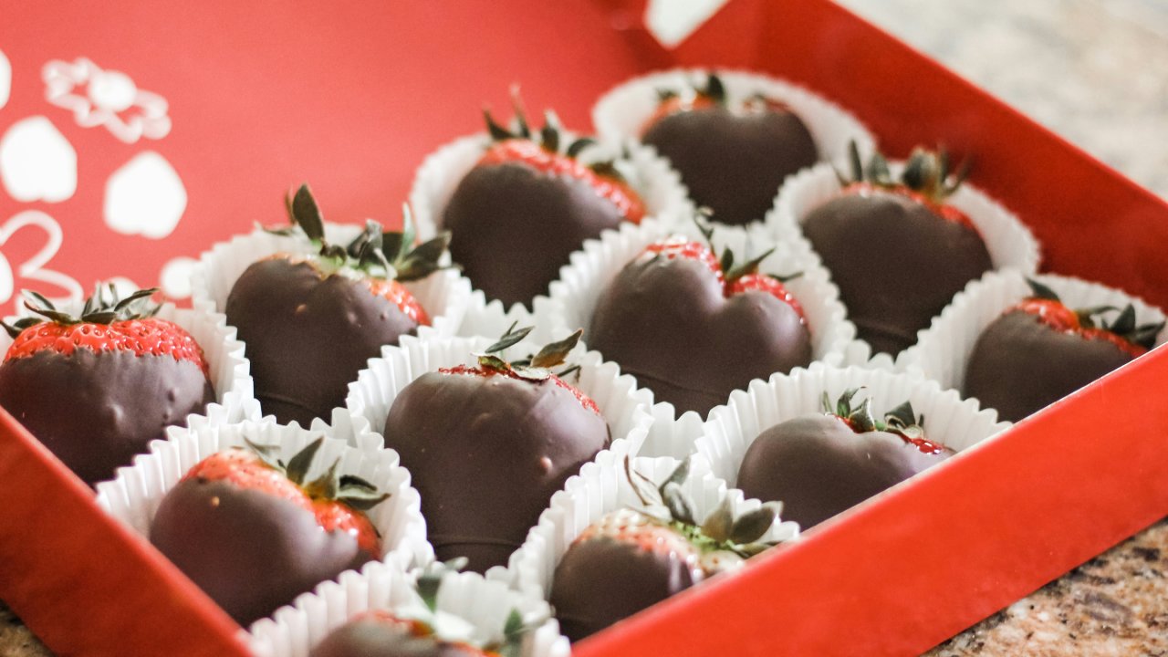 Valentin-napi kényeztetés: 5 lépés a tökéletes csokiba mártott eperhez