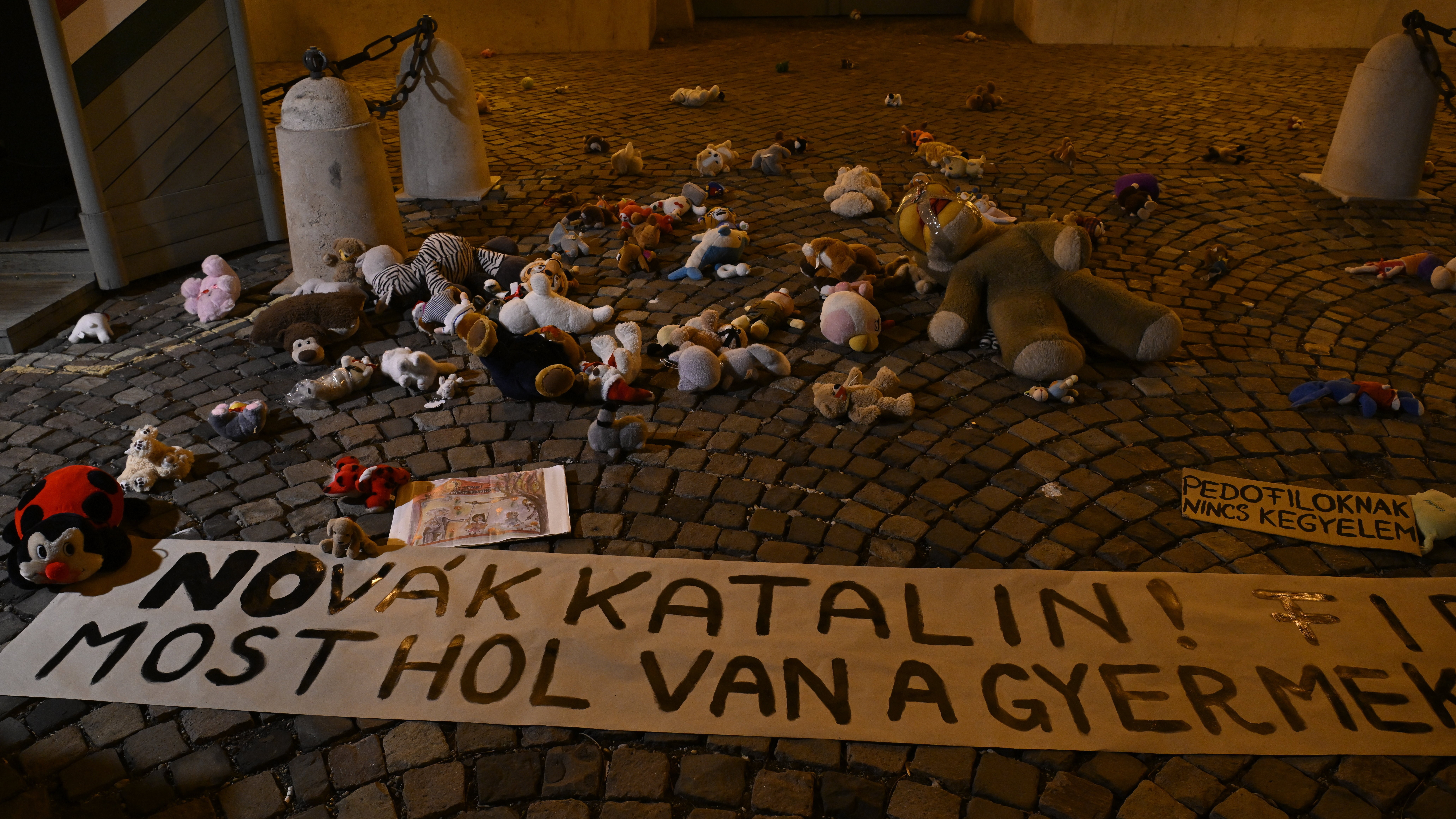 Plüssfigurák a Momentum Mozgalom által szervezett tüntetés után a Sándor-palota előtt 2024. február 9-én