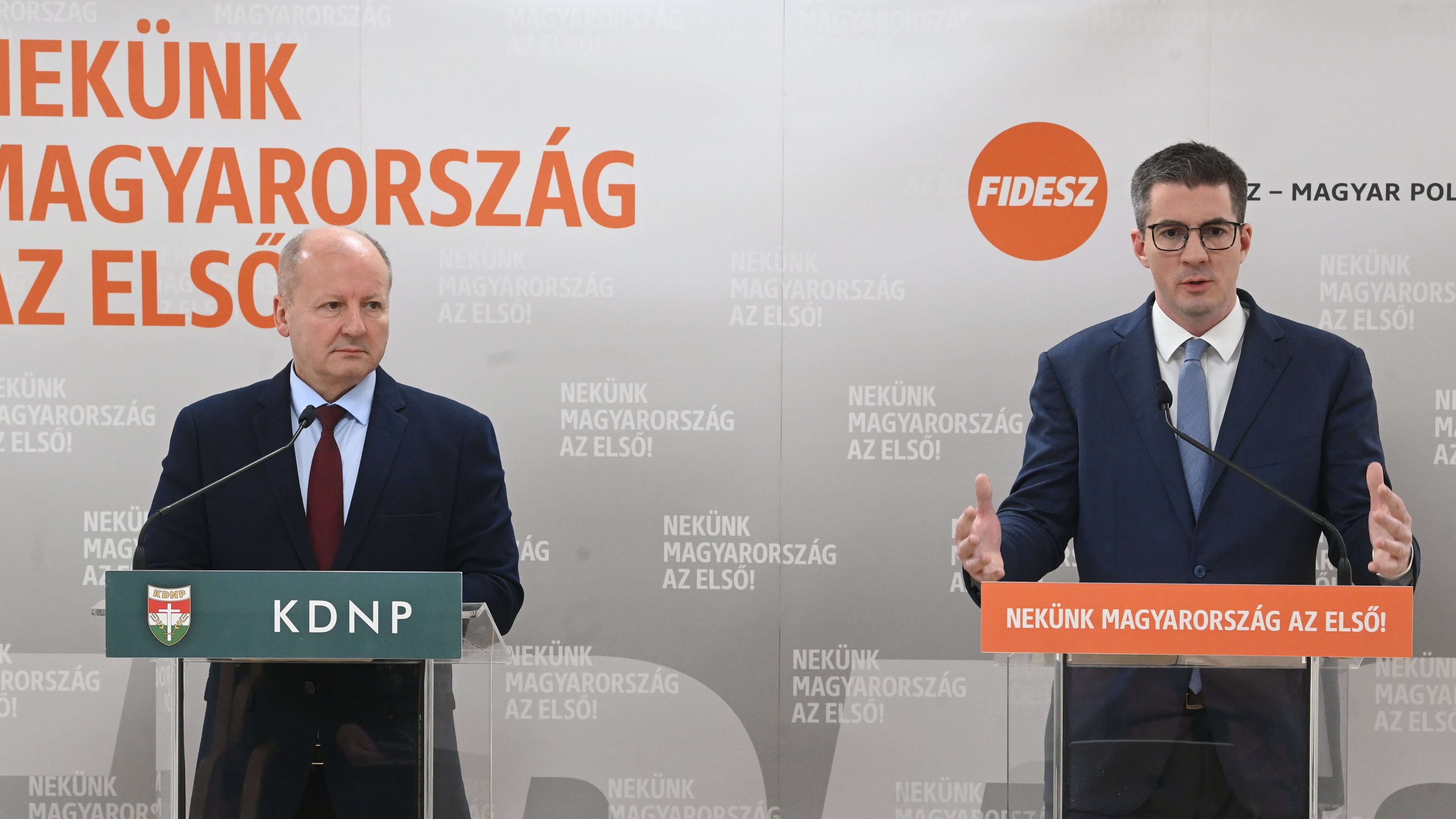 Kocsis Máté, a Fidesz és Simicskó István, a Kereszténydemokrata Néppárt (KDNP) frakcióvezetője a Fidesz-KDNP kihelyezett frakcióüléséről tartott sajtótájékoztatón Balatonalmádiban 2024. február 22-én