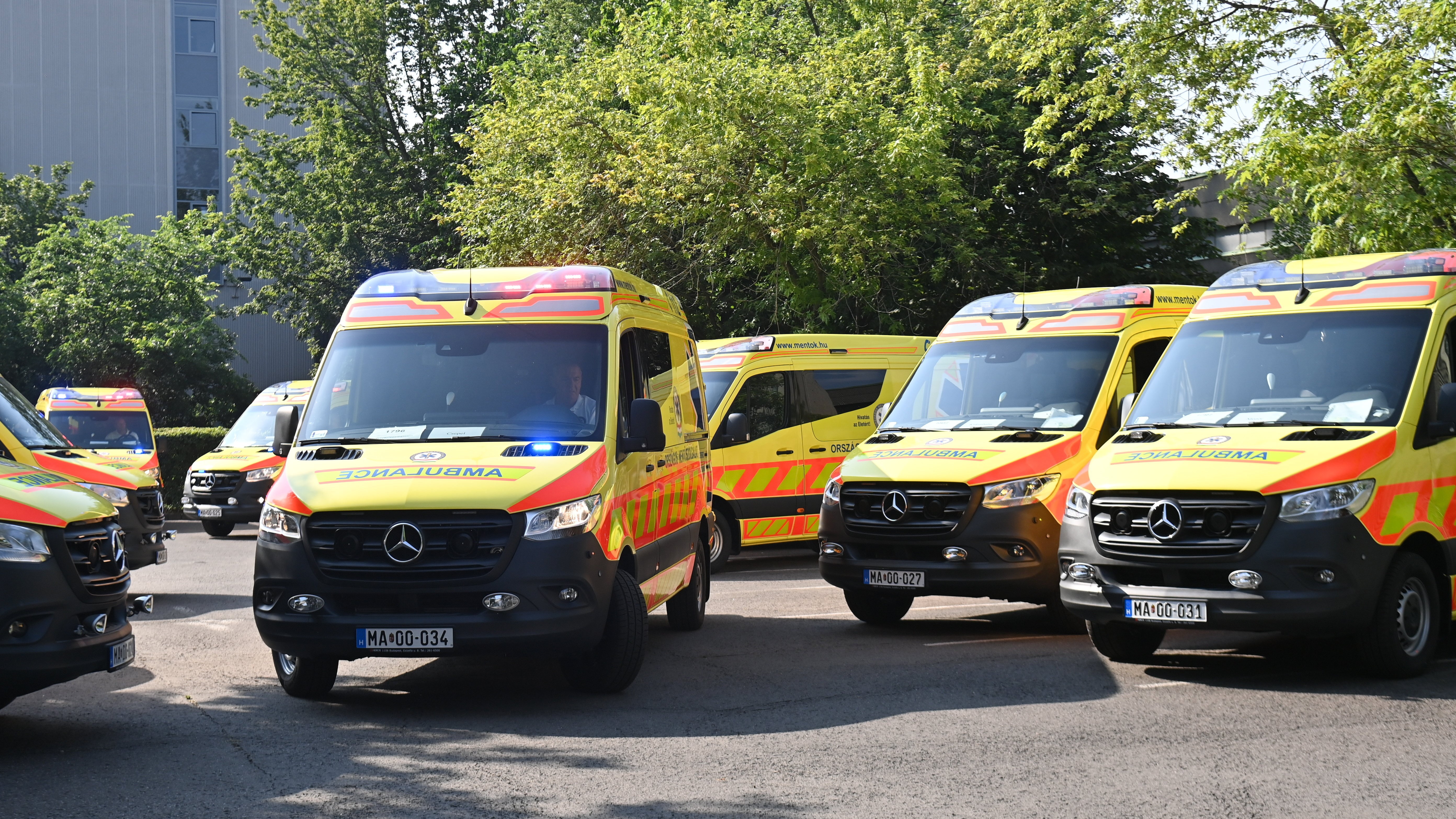 Új mentőautók átadásukon az Országos Mentőszolgálat (OMSZ) XIII. kerületi Róbert Károly körúti központjában 2023. június 21-én