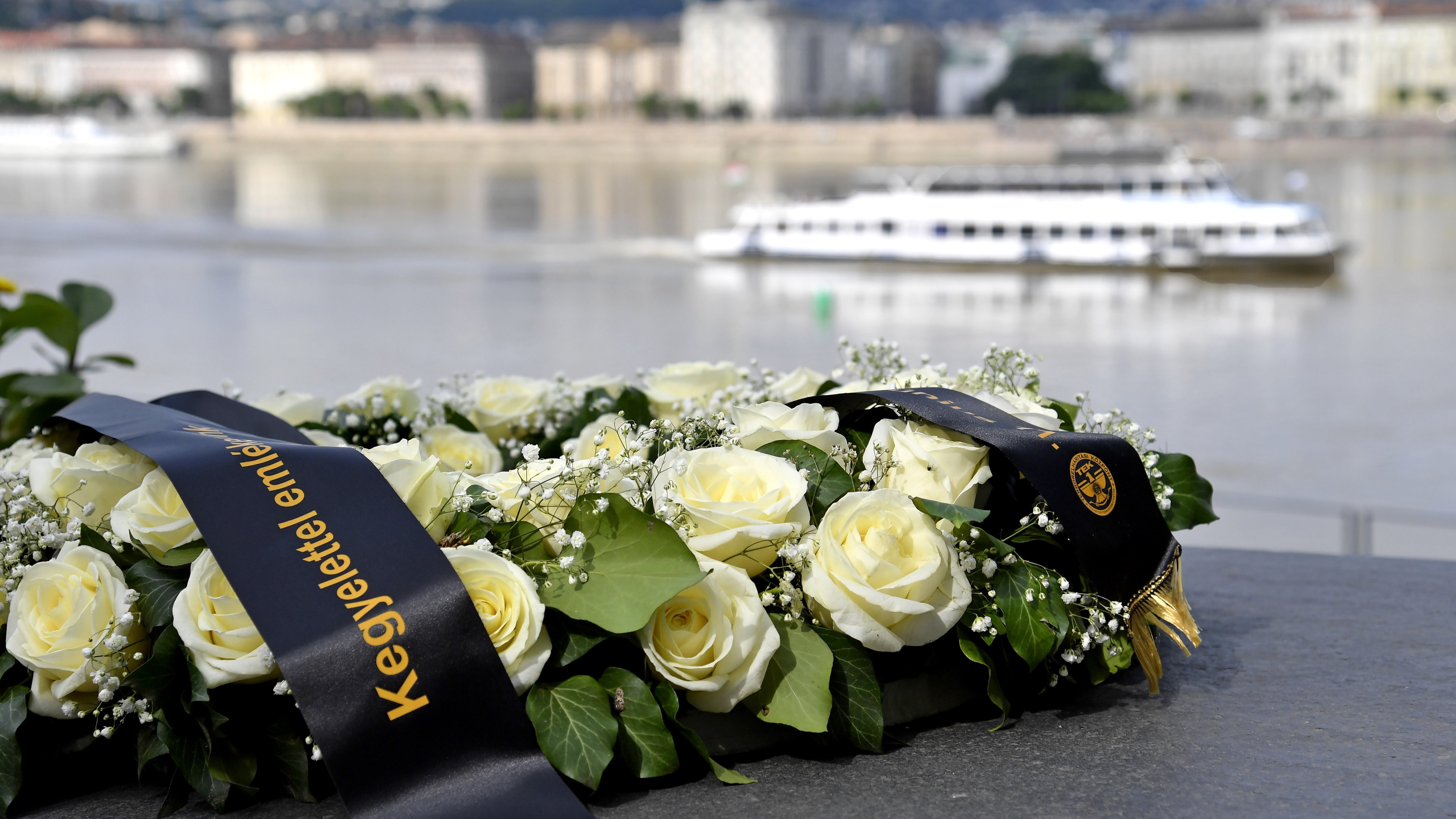 A Terrorelhárítási Központ (TEK) koszorúja a Hableány sétahajó kiemelésének negyedik évfordulóján tartott megemlékezésen Budapesten, a Margit híd pesti hídfőjénél, a katasztrófa áldozatainak emlékművénél 2023. június 11-én